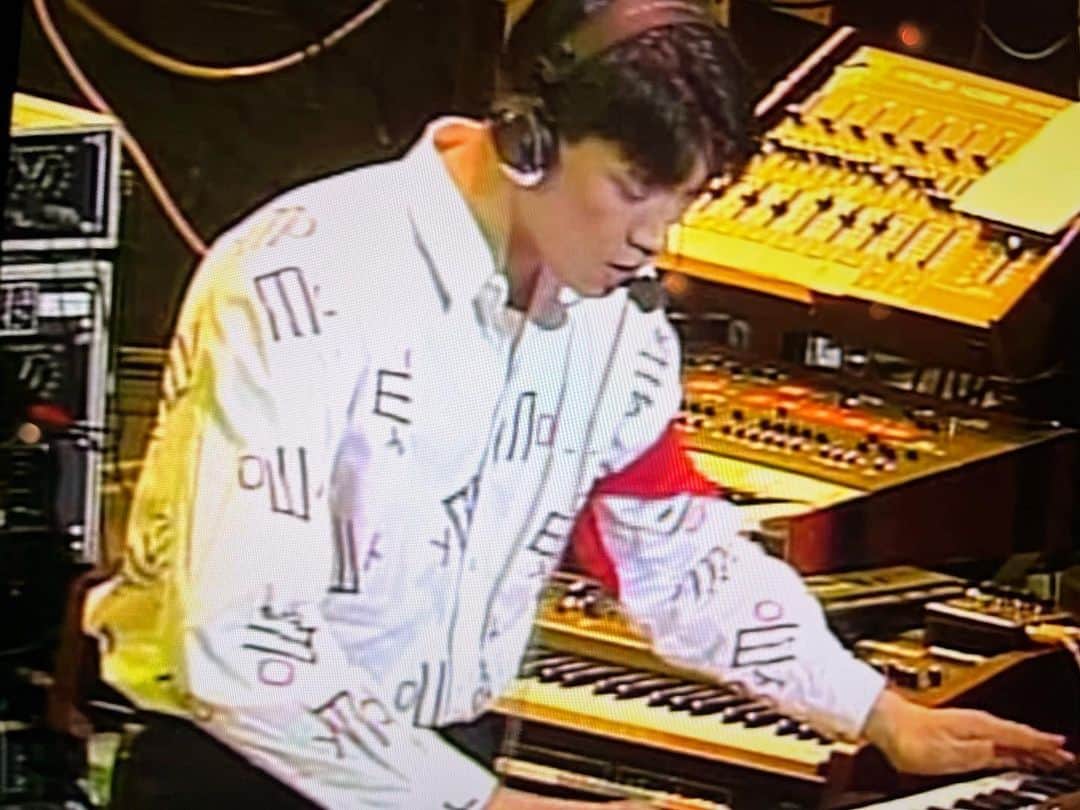 浅田信一のインスタグラム：「YMO at 武道館1980  久しぶりにDVDを引っ張り出して鑑賞中。いつ見てもカッコ良すぎる...。  ステージドリンクがコーラ（250ml缶）なのも泣かせる。  当時僕は小5かな。フジテレビで中継したのをリアルタイムで見てるね。矢野顕子さんの「在広東少年」の歌詞が怖くて衝撃的だった記憶が...。」