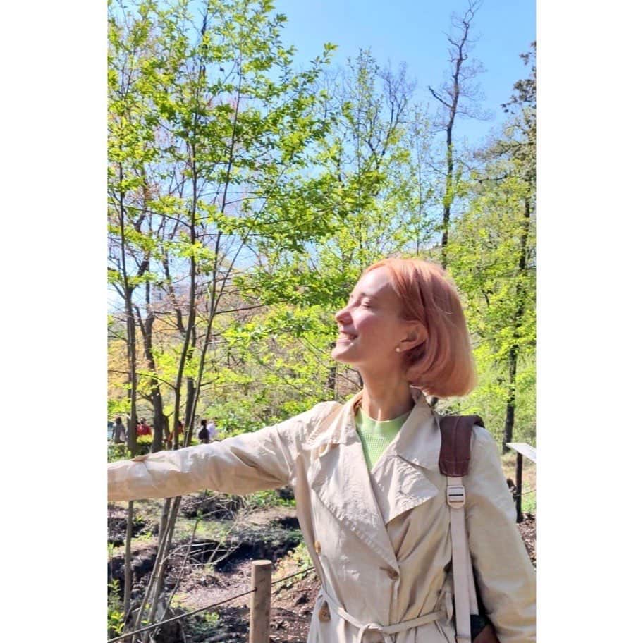小野りりあんのインスタグラム：「34になる年に 短期留学する理由  シンプルにいうと これから どう生きたいか 全然みえないから 次のステップ描きにいく  どこで誰と どんな家に住んで どんな仕事をしたいか どんなライフスタイルを 生きたいか  そもそも選択肢が持てている 私はだーいぶ恵まれている  この歳になると パートナーとか子どもとか 居て当たり前な雰囲気だし  もし居ない独身女性なら 仕事バリバリやってるモノ  そんな風潮に 押しつぶされそうな気持ちに 私でもなる  昔から30代の女性たちを 自由そうでいいなって憧れていた 確実にそんな自由さも経験してる  だけれど社会の圧を 抜きにしても 何に対して どんな風に 一生懸命になれたら 幸せなのか まだまだわからない  贅沢にも デンマークのフォルケホイスコーレ という人生の学校とも呼ばれる 場所に居ながら 考えたいと思った  ちょうど10年前 今の私のように 人生行き詰まってた私は 同じ3ヶ月間を 同じ学校で過ごした それがキッカケで 気候変動のアクションを ワクワクしながら始めて 素晴らしい経験と共に成長できた  この学校は 世界中から生徒が集まり アート、文化、政治や社会問題を 対話したり、遊んだりしながら学び 自分のあり方を掘り下げられる場所  デンマーク市民が昔から 教育福祉を重視してきたおかげで 政府が学校運営費の2/3を 出してくれていたとしても 円安のせいで10年前と比べて 約2倍くらいに学費が なってしまったから 贅沢な時間になること 間違いなし！ その分学んだことを 社会に返せるようにしたいな  最近ね、人生は本当に短いらしいと やっと実感してきて 1日1ヶ月1年って 大切にしたいと思ってるんだ その分、今日本で社会を より良くしようと頑張ってる仲間たちと 離れる選択するの中々勇気がいて迷ったけど 今だから、私だから できること体験しに行こうって 最終的に留学を決断したよ  このインスタに 色んな情報がどんどん 溜まっていくのなんとなく嫌だから 今年デンマークで学ぶことを まとめるアカウント作ります  @lillian23denmark   興味ある人はフォローしてね😉✨」