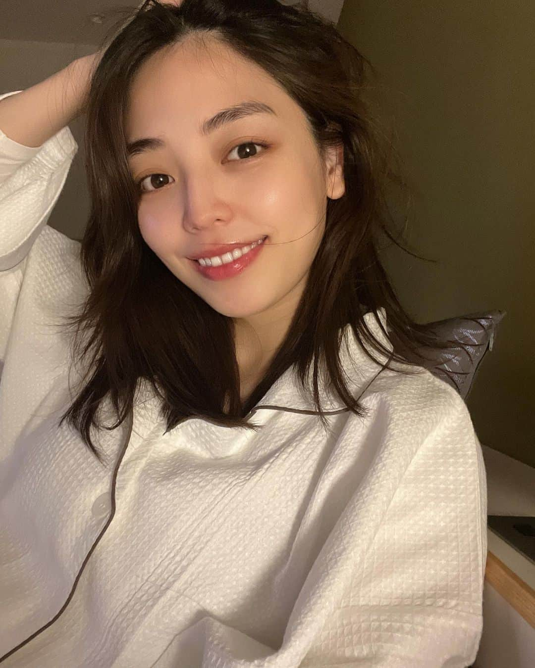 仲美咲さんのインスタグラム写真 - (仲美咲Instagram)「🛏🤍📺 #髪の毛食べちゃってるね」4月5日 18時29分 - naka_misaki_