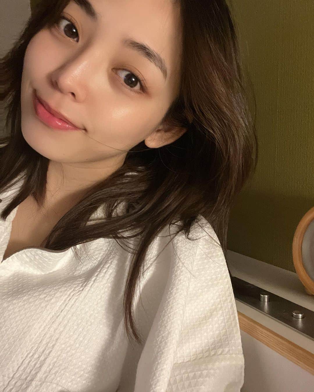 仲美咲のインスタグラム：「🛏🤍📺 #髪の毛食べちゃってるね」