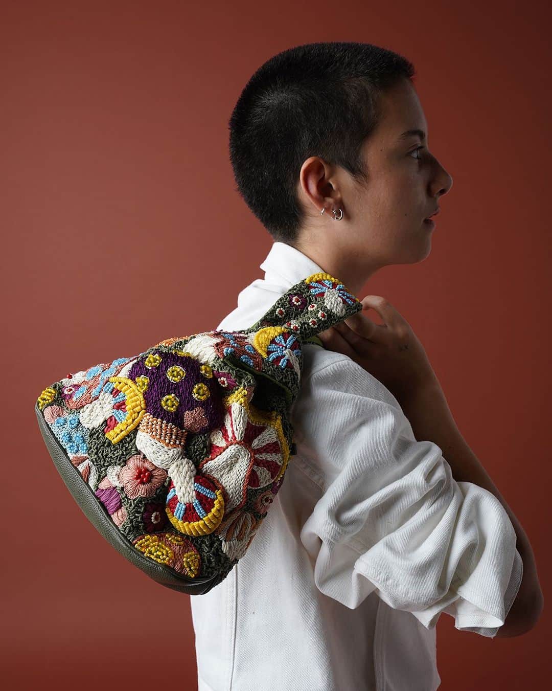 ジャマンピュエッシュのインスタグラム：「This summer's cutest bag, Magic Mushroom transports you to worlds of fantasy inspired by the 70s. Each detail is entirely hand embroidered by our master craftsmen in India. #embroideryart #magicmushroom #masterartisans #proudlymadeinindia #handwork #uniquebags」