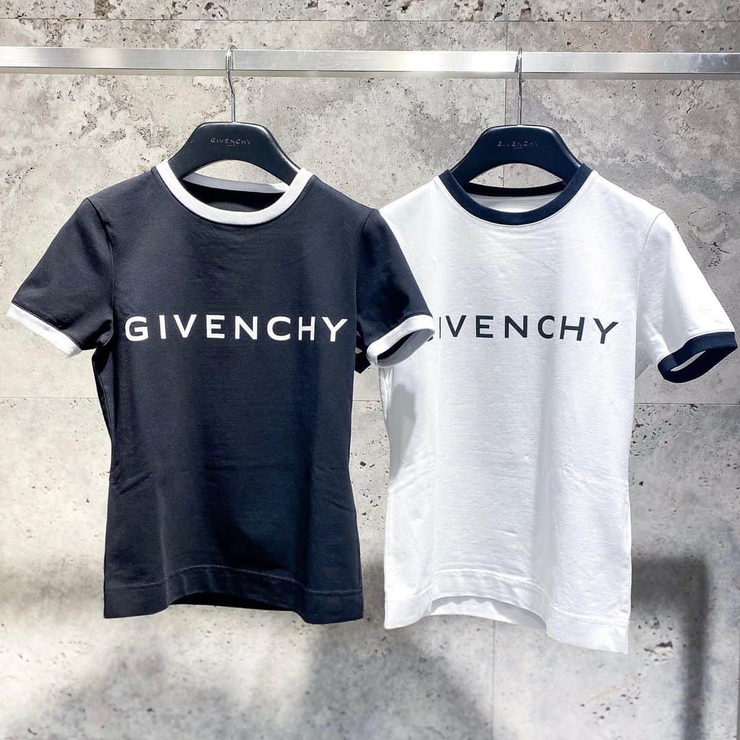 HANKYU.MODEさんのインスタグラム写真 - (HANKYU.MODEInstagram)「. GIVENCHY BAG! SANDAL! At 3F MODE   「GIVENCHY」より、人気のGトートシリーズから新作のデニム素材が発売。また、ラバー素材にグロス加工を施した軽量で快適なマシュマロソールの新作サンダルなど、春夏のコーデを彩るアイテムがラインアップ。  Page1 デニム) トートバッグ (W19×H16×D8cm )　192,500円 白・グレー) トートバッグ (W19×H16×D8cm )　159,500円　  Page2 サンダル　85,800円 トートバッグ159,500円　  Page3 左）サンダル　68,200円 黒）サンダル　85,800円  Page4　バッグ　196,900円　  Page5 左）バッグ　218,900円　 右）バッグ　196,900円　  Page6　Tシャツ　67,100円 Page7　Tシャツ　72,600円 Page8　Tシャツ　78,100円  #ジバンシィ #hankyumode #hankyu #阪急百貨店 #阪急本店 #うめはん #ファッション #トレンドファッション #トートバッグ #バッグ #デニムバッグ #サンダル #厚底サンダル #Tシャツ」4月8日 12時00分 - hankyumode