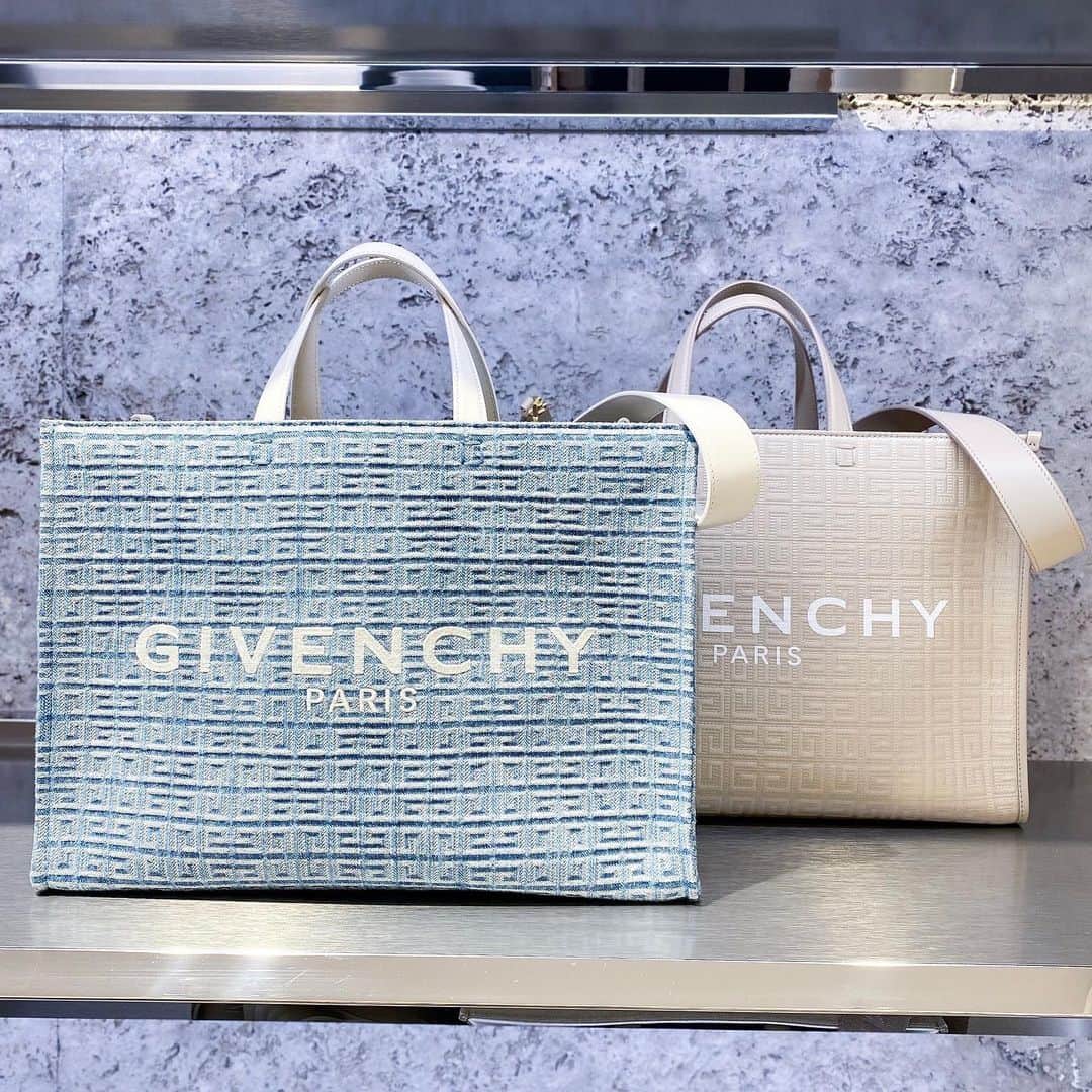 HANKYU.MODEさんのインスタグラム写真 - (HANKYU.MODEInstagram)「. GIVENCHY BAG! SANDAL! At 3F MODE   「GIVENCHY」より、人気のGトートシリーズから新作のデニム素材が発売。また、ラバー素材にグロス加工を施した軽量で快適なマシュマロソールの新作サンダルなど、春夏のコーデを彩るアイテムがラインアップ。  Page1 デニム) トートバッグ (W19×H16×D8cm )　192,500円 白・グレー) トートバッグ (W19×H16×D8cm )　159,500円　  Page2 サンダル　85,800円 トートバッグ159,500円　  Page3 左）サンダル　68,200円 黒）サンダル　85,800円  Page4　バッグ　196,900円　  Page5 左）バッグ　218,900円　 右）バッグ　196,900円　  Page6　Tシャツ　67,100円 Page7　Tシャツ　72,600円 Page8　Tシャツ　78,100円  #ジバンシィ #hankyumode #hankyu #阪急百貨店 #阪急本店 #うめはん #ファッション #トレンドファッション #トートバッグ #バッグ #デニムバッグ #サンダル #厚底サンダル #Tシャツ」4月8日 12時00分 - hankyumode