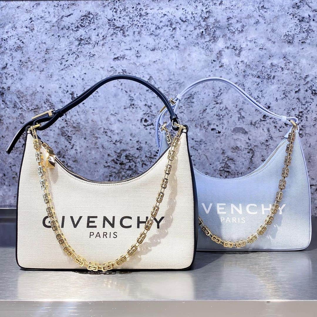 HANKYU.MODEさんのインスタグラム写真 - (HANKYU.MODEInstagram)「. GIVENCHY BAG! SANDAL! At 3F MODE   「GIVENCHY」より、人気のGトートシリーズから新作のデニム素材が発売。また、ラバー素材にグロス加工を施した軽量で快適なマシュマロソールの新作サンダルなど、春夏のコーデを彩るアイテムがラインアップ。  Page1 デニム) トートバッグ (W19×H16×D8cm )　192,500円 白・グレー) トートバッグ (W19×H16×D8cm )　159,500円　  Page2 サンダル　85,800円 トートバッグ159,500円　  Page3 左）サンダル　68,200円 黒）サンダル　85,800円  Page4　バッグ　196,900円　  Page5 左）バッグ　218,900円　 右）バッグ　196,900円　  Page6　Tシャツ　67,100円 Page7　Tシャツ　72,600円 Page8　Tシャツ　78,100円  #ジバンシィ #hankyumode #hankyu #阪急百貨店 #阪急本店 #うめはん #ファッション #トレンドファッション #トートバッグ #バッグ #デニムバッグ #サンダル #厚底サンダル #Tシャツ」4月8日 12時00分 - hankyumode