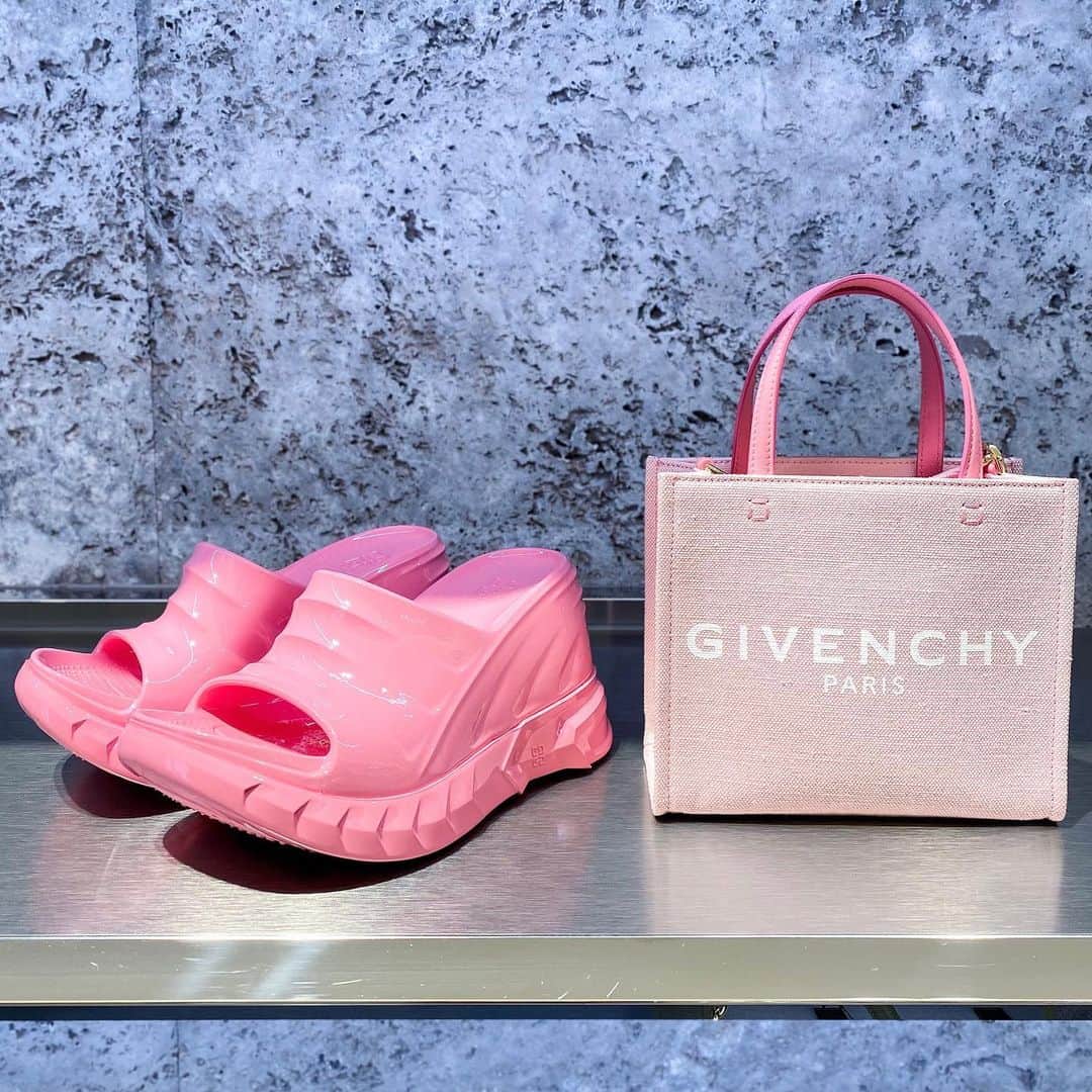 HANKYU.MODEさんのインスタグラム写真 - (HANKYU.MODEInstagram)「. GIVENCHY BAG! SANDAL! At 3F MODE   「GIVENCHY」より、人気のGトートシリーズから新作のデニム素材が発売。また、ラバー素材にグロス加工を施した軽量で快適なマシュマロソールの新作サンダルなど、春夏のコーデを彩るアイテムがラインアップ。  Page1 デニム) トートバッグ (W19×H16×D8cm )　192,500円 白・グレー) トートバッグ (W19×H16×D8cm )　159,500円　  Page2 サンダル　85,800円 トートバッグ159,500円　  Page3 左）サンダル　68,200円 黒）サンダル　85,800円  Page4　バッグ　196,900円　  Page5 左）バッグ　218,900円　 右）バッグ　196,900円　  Page6　Tシャツ　67,100円 Page7　Tシャツ　72,600円 Page8　Tシャツ　78,100円  #ジバンシィ #hankyumode #hankyu #阪急百貨店 #阪急本店 #うめはん #ファッション #トレンドファッション #トートバッグ #バッグ #デニムバッグ #サンダル #厚底サンダル #Tシャツ」4月8日 12時00分 - hankyumode
