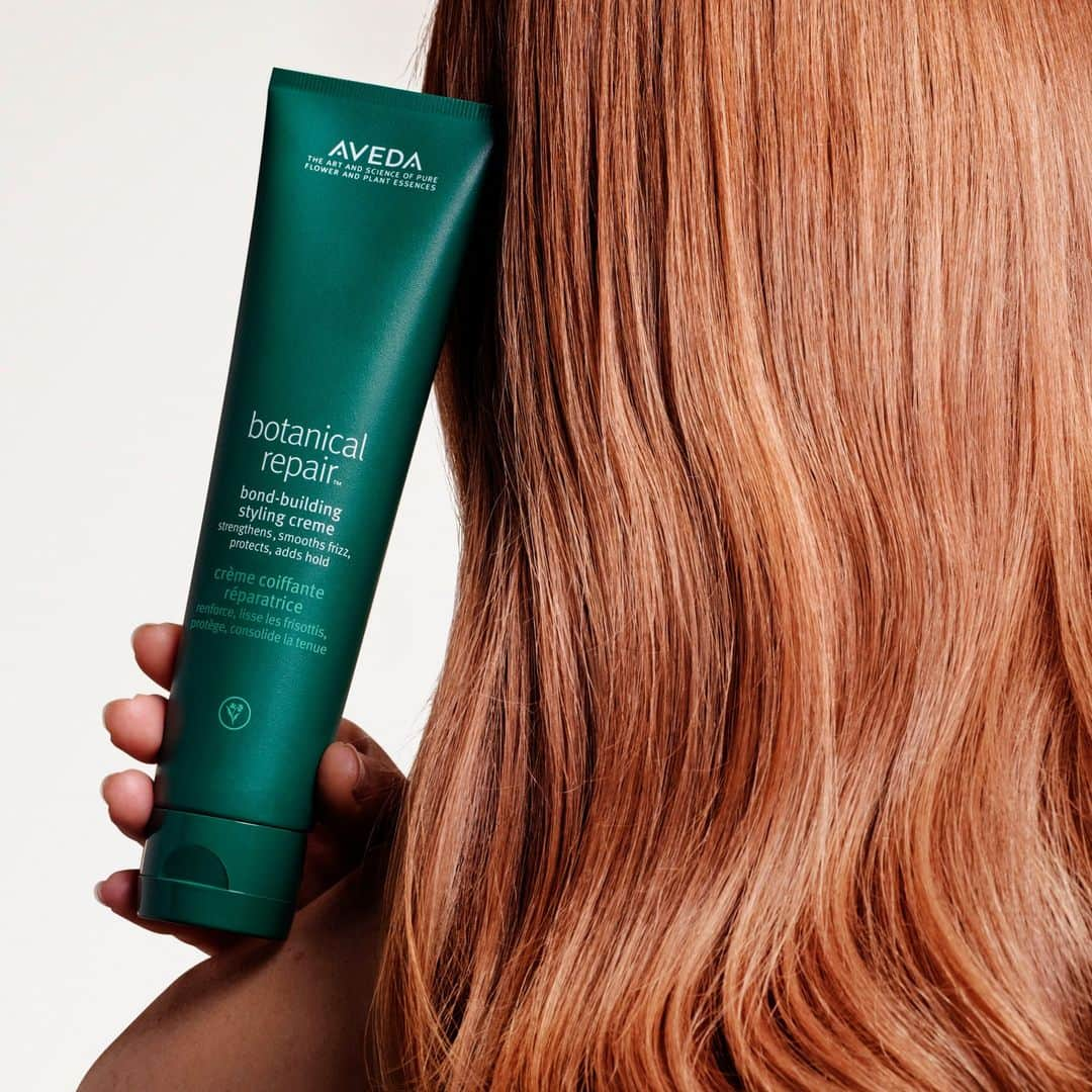 Aveda Japanのインスタグラム：「NEW💫アヴェダ最高峰のダメージケアシリーズ #ボタニカルリペア から #スタイリングクリーム 新登場！  ダメージをケアしながら、スタイリングも叶うマルチなクリーム💇‍♀️ ドライヤーの熱や摩擦から髪を守り、くせを抑えて髪にツヤのあるまとまりを与えてくれます。 すべての髪質の方に👌  HOW TO: 適量を手にとり、タオルドライした髪全体になじませ、ドライヤーで乾かしスタイリングします。  今だけお得なキャンペーンも実施中！詳しくはお近くのアヴェダ ショップか公式オンラインストアへ。」