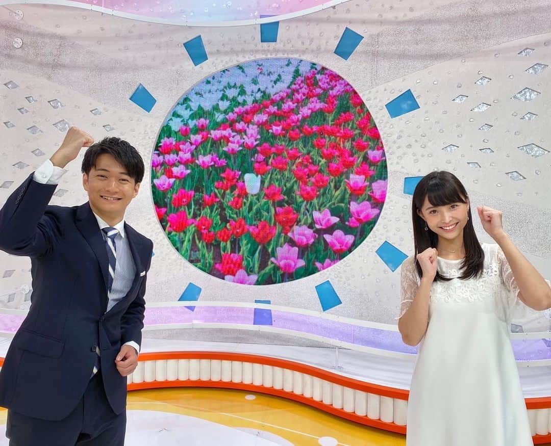 渡邊渚さんのインスタグラム写真 - (渡邊渚Instagram)「4月から、水曜日のスポーツコーナーを同期の德田が担当することになりました😊  私もこれから水曜日のエンタメ担当になったので、同じスタジオで働けるのが嬉しいし、心強いです！ (月金は変わらず情報担当です)新年度も頑張ります！！  2枚目の写真、入社1年目のめざましテレビデビューした日のもの。 あれから2年半、2人とも太りました...🤣  #めざましテレビ #入社4年目 になりました #德田聡一朗 #牛#🐮」4月5日 18時33分 - watanabenagisa_