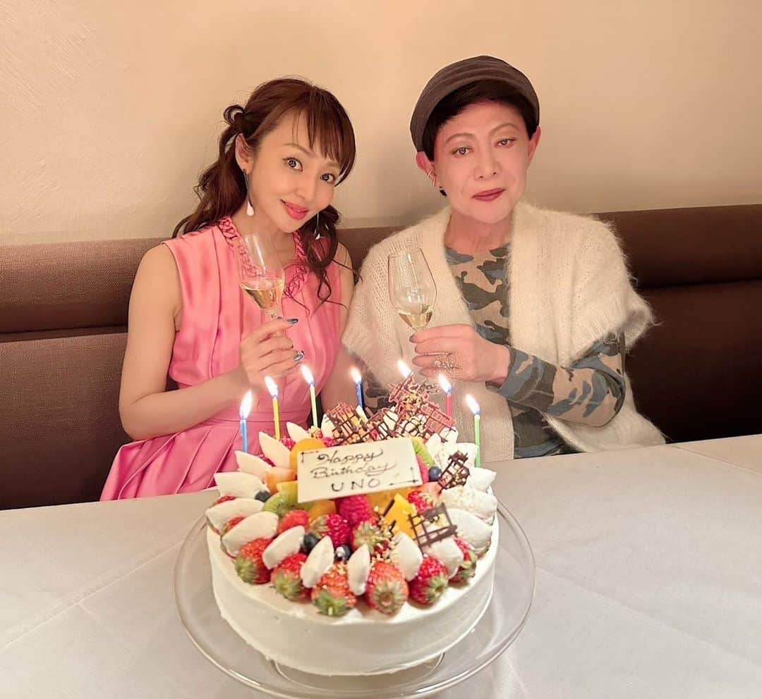 美川憲一のインスタグラム：「先日 神田うのちゃんの お誕生日会を したわよぉ〜  いくつになっても うのは可愛いわね〜  吉野ママ 二人のお友達の笠原さん と4人でお祝いしたのよ〜  誕生日おめでとう これからも宜しくね♪  #美川憲一 #神田うの #誕生日 #バースデー #吉野ママ #仲良し #チカコアステリ #デザイナー #笠原さん」