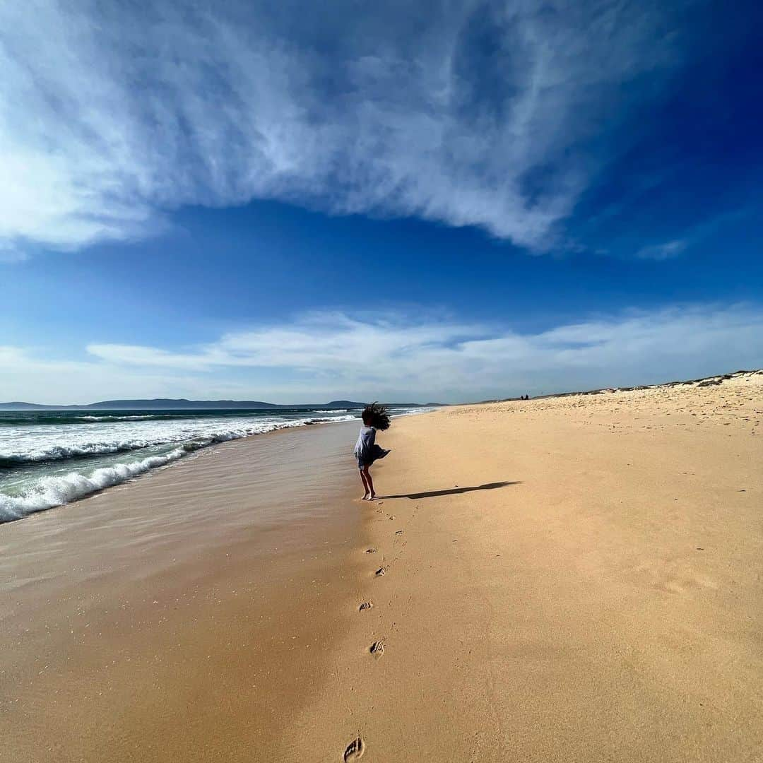 ナイジェル・バーカーさんのインスタグラム写真 - (ナイジェル・バーカーInstagram)「Last picture says it all… 🤣 #springbreak with my lovelies @chintwins @jasmineinesbarker in Comporta Portugal #swipeleft #goobers #family #beachlife」4月5日 18時44分 - nigelbarker