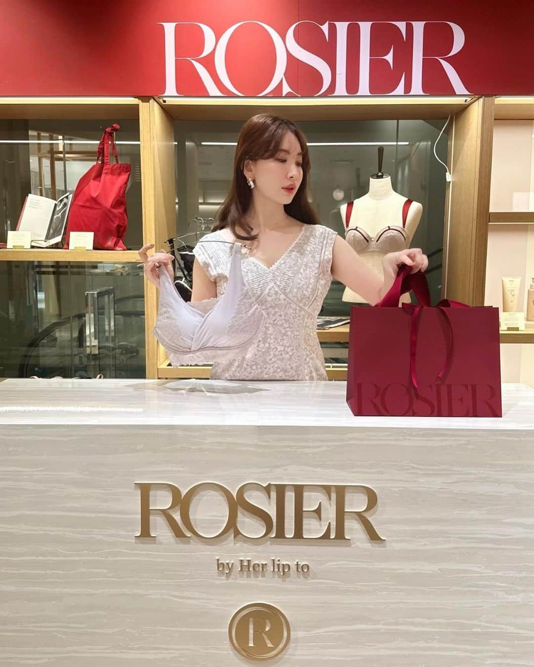 小嶋陽菜さんのインスタグラム写真 - (小嶋陽菜Instagram)「ROSIERブランド初となるポップアップショップが本日から伊勢丹新宿店にて開催🌹 限定アイテム、ノベルティのトートバッグや、ナイトブラの新色〈french mauve〉を先行販売いたします！  ロジアのブランドとしては初ですが、Her lip toでもポップアップを開催したことのある思い入れのある場所です..🥺✨  フィッティングもできるので、お近くにお立ち寄りの際は、ぜひお越しくださいませ🤍  @rosier_by_hlt」4月5日 18時36分 - nyanchan22