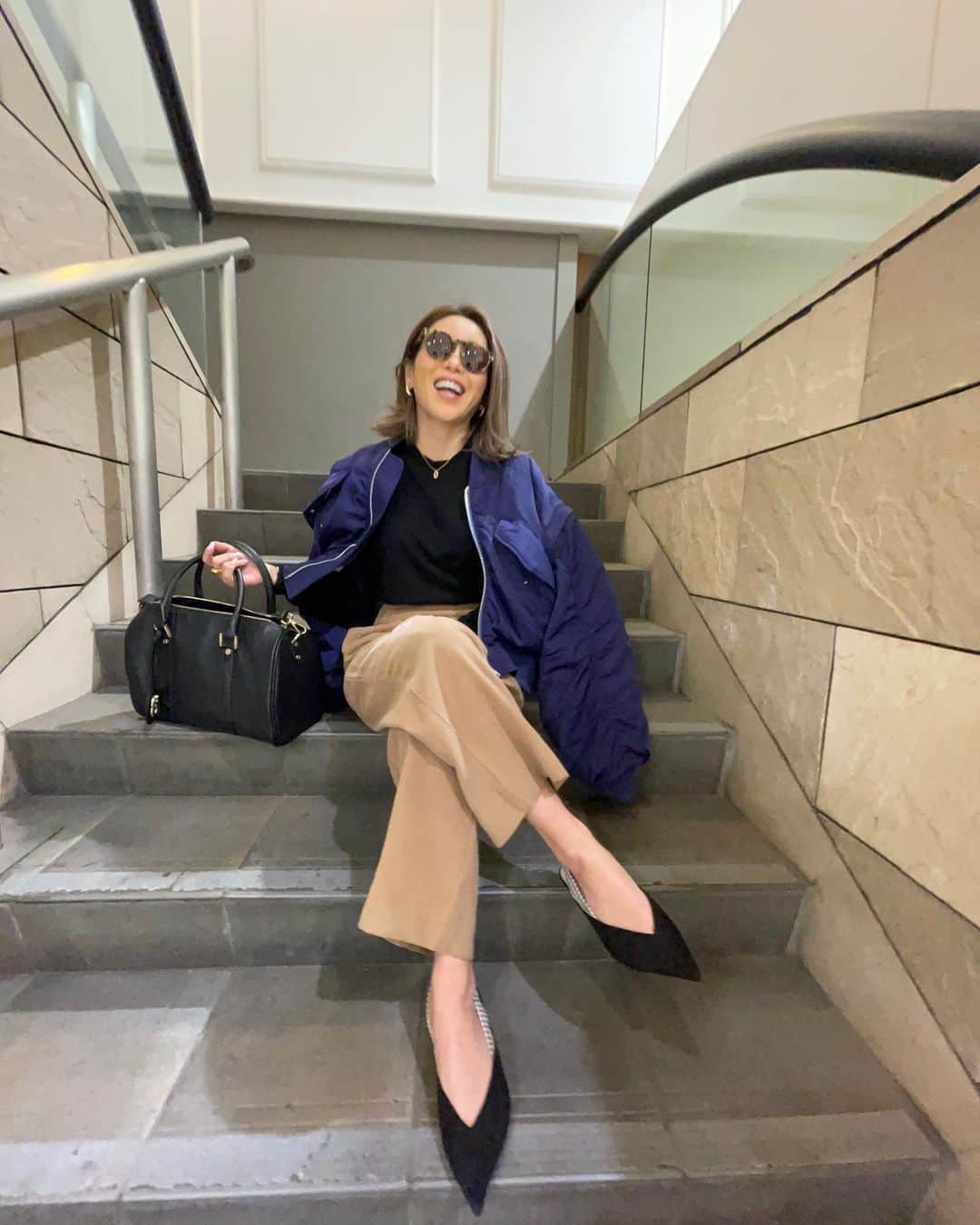 ETSUKOのインスタグラム：「ねぇ〜って言ってます🥺 写真撮る時大体笑かしてくる🤣  ベージュ🤎✖️ブラックコーデ🖤  tops#alexanderwang  pants#searoomlynn bag#chanel  pumps#zara」