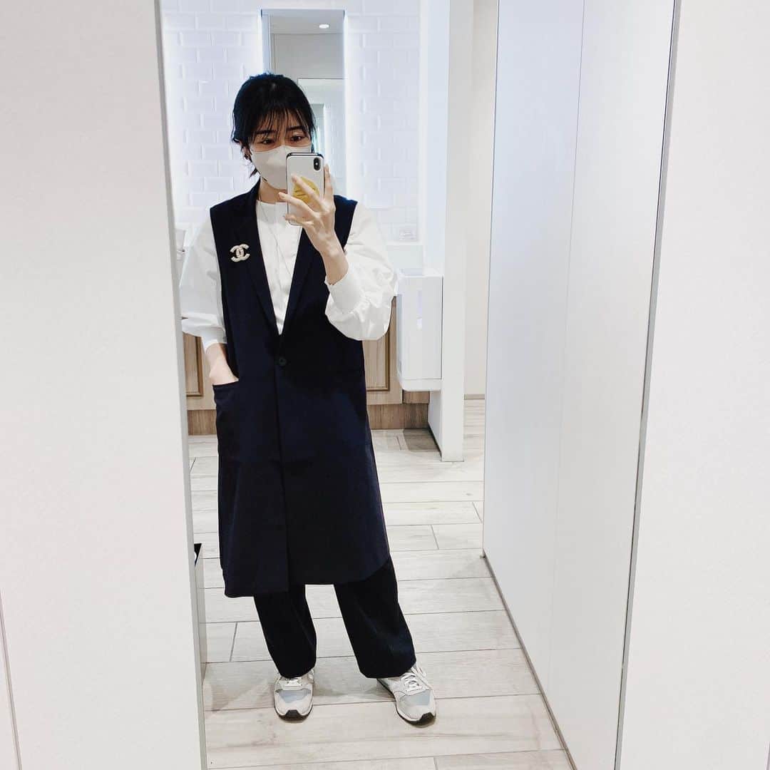 Sonoko Suzukiのインスタグラム：「ジレやっと着れた🌸  自分の好きな物を身に付けたら 毎日Happyだからそれでよし。  それがよし！  ファッションバディーの @mai021988 とおそろい♡  そろそろ黒髪飽きてきたから染めようかな。  #ootd #cordinate #今日のコーデ #今日の服」