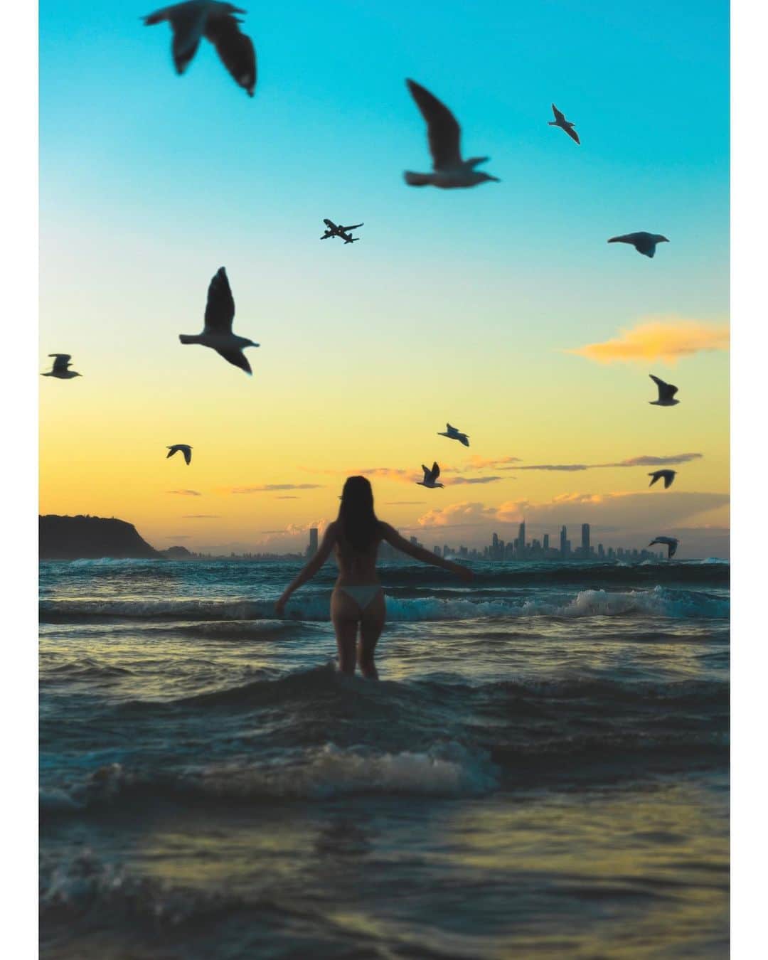 山中海輝のインスタグラム：「The World Is Beautiful. オーストラリアで見る最後の夕陽。  #australia #sunset #canon #canonphotography  @beautifuldestinations @goldcoast」