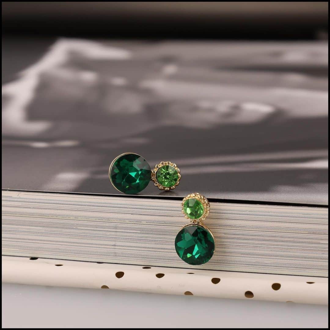 ロドリゴ ニューヨーク バイ ロドリゴ オタズさんのインスタグラム写真 - (ロドリゴ ニューヨーク バイ ロドリゴ オタズInstagram)「OH, OPHELIA 🤍  The new Ophelia earpins are the perfect classic piece missing from your collection!  Available in purple, green and crystal💎  #otazu #jewelry #new #earrings #crystal #classic #collection #myotazu」4月5日 18時52分 - otazujewelry