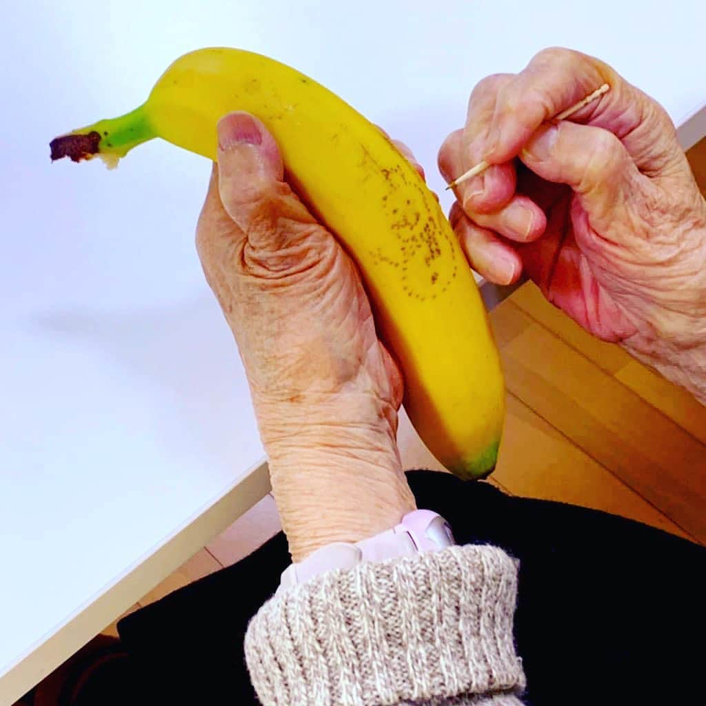 エンドケイプさんのインスタグラム写真 - (エンドケイプInstagram)「Beautiful hands immersed in art. My life mentor. #bananaart  #banana  #art  #workshop  #バナナアート」4月5日 18時46分 - endcape