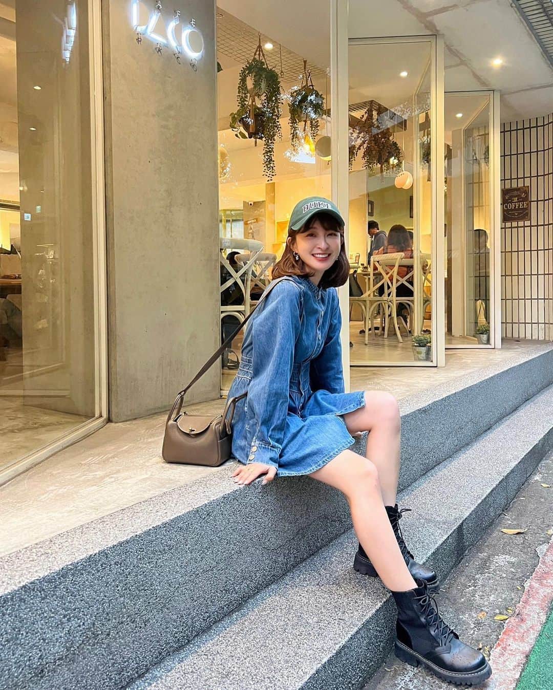Kerinaのインスタグラム：「昨天陪著小孩一起度過快樂的兒童節💗 雖然已經當媽的我 還是時常提醒自己要保有一顆年輕的心 但除了內心年輕 外表也是盡可能的好好在維持（笑  除了平時的保養之外 醫美也是輔助我保持年輕狀態的秘訣 但默默的距離上次在 @ecume_de_jade  打的 #鳳凰電波 已經快兩年了 我的天啊！時間過得有夠快🫣 還好做肌膚檢測的時候 舒麗臻醫師說我肌膚狀態維持的不錯  不過醫師還是建議大概1-1.5年就可以施打一次 這樣才能讓肌膚保持在緊緻Q彈的狀態  這次跟醫師討論了想要加強的部分之後 醫師建議了可以鳳凰電波+鳳凰眼周拉皮+音波一起打 上次打完鳳凰電波跟好多朋友分享沒什麼痛感 朋友們都表示很懷疑 這次跟音波一起打，我更可以跟大家說 鳳凰電波跟音波比起來根本是不太痛😂 只有在高能量的時候有一些溫熱的感覺而已 如果怕痛的人更要指定來給舒醫師打 舒醫師的手法真的很溫柔💗  大家可能會好奇電波跟音波的差別在哪❓ 舒醫師說，電波跟音波雖然都是屬於緊膚的療程 但是加熱的模式、施打位置、治療深度都有所不同 所以帶來的效果也不大一樣 我自己是覺得鳳凰電波打完 臉頰摸起來變得更緊實Q彈、不鬆軟 音波則是可以讓臉看起來視覺縮小緊實，輪廓線條更俐落 搭配一起打有更加乘的效果👍🏻  不過每個人的膚質、狀況、耐痛程度不同 還是要由醫生的專業評估來決定 #藏琢診所 的舒醫師跟工作人員都很親切又溫柔 大家都可以提出自己的需求跟醫師討論唷」