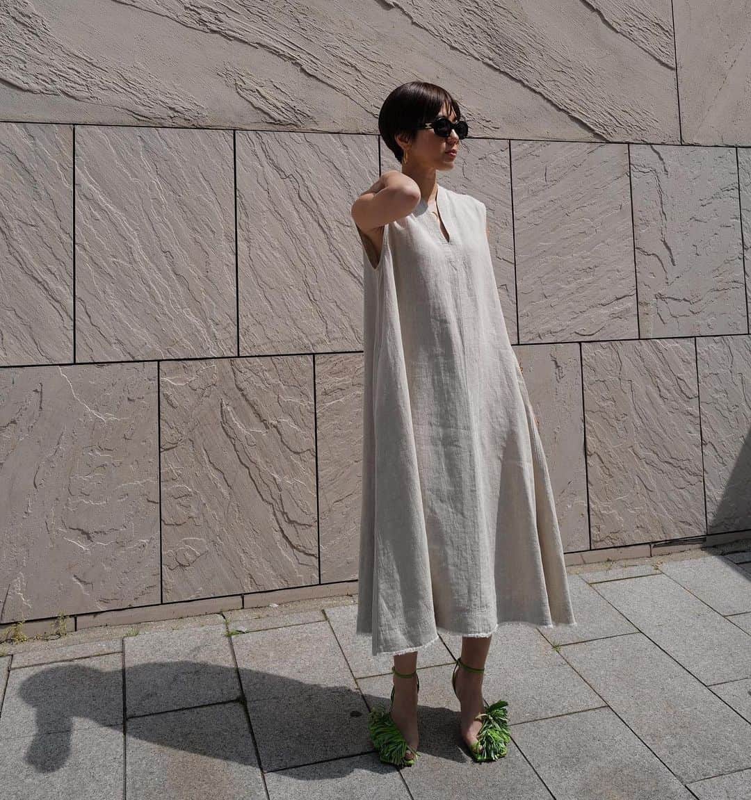 正中雅子のインスタグラム：「linen stitch dress🌿  やっぱり夏になると清涼感のあるサマードレスはマスト！  今シーズンはリネン100%を使用し ステッチ使いをアクセントにして 裾は切りっぱなしで抜け感を出しています🫶  フレアシルエットが夏に見た目にも涼しく着心地も良くてオススメのドレスです！ 　  ヒールでもぺたんこサンダルでも🙆‍♀️  写真の後半は色違いのBLACKです🫶  4.6 thu 12:00 in stock!! @machatt_   #MACHATT #masaco服」
