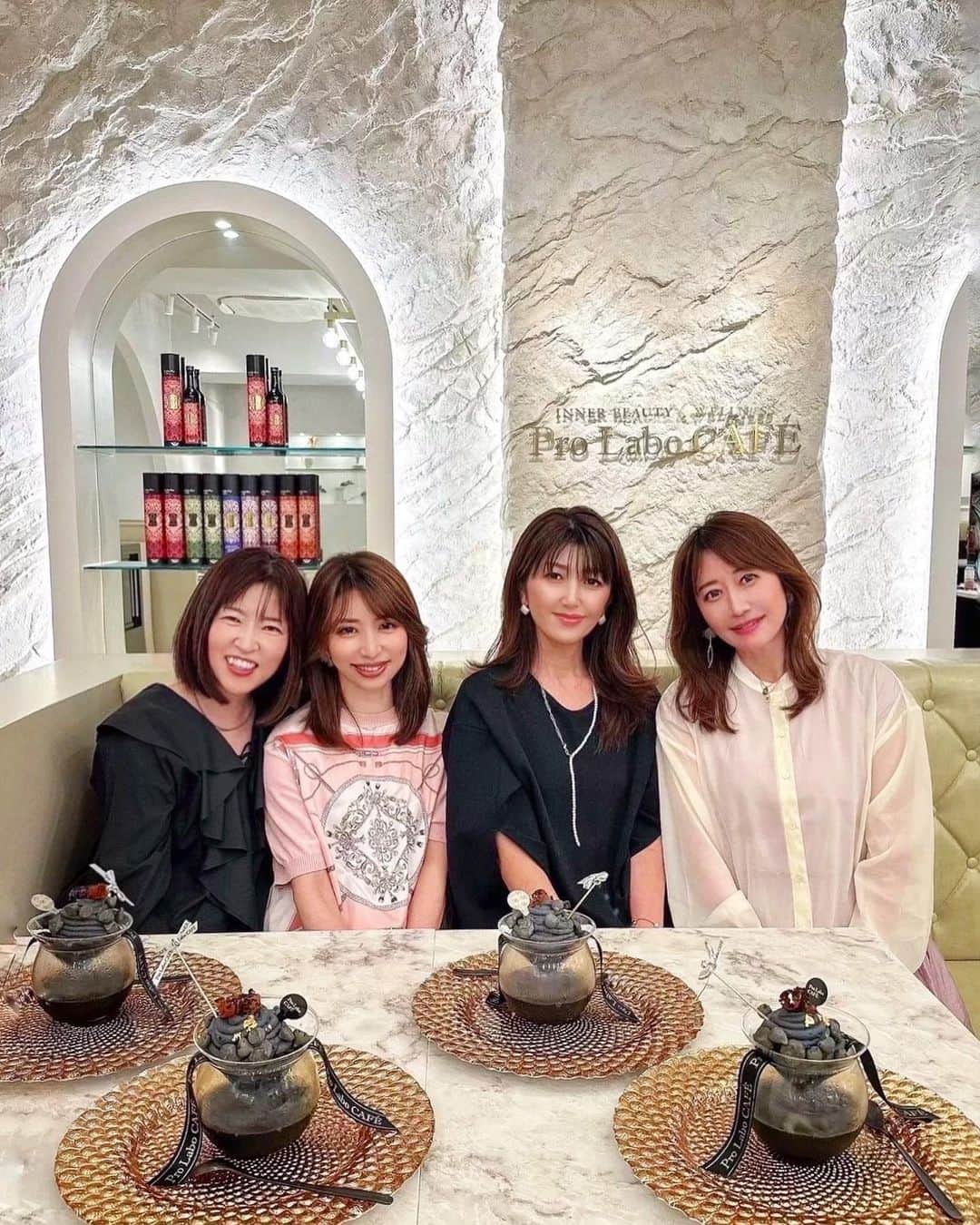のインスタグラム：「💗ᴄᴀFᴇ💓 インナービューティをコンセプトにした 新しいスタイルのカフェ “𝐏𝐫𝐨 𝐋𝐚𝐛𝐨 𝐂𝐀𝐅É” @prolabo_cafe   オープンに先駆けて 先日レセプションに行って来ました🎈🎈  @estheprolabo_shinjuku  @estheprolabo_official   白砂糖や食品添加物を使用せず 「低GI」「無添加」「発酵」 「トランス脂肪酸」「ヴィーガン対応」を 意識した食材を厳選し 『カラダの内側からキレイになれること』を追究した究極のギルトフリーの カフェ&レストランで 外食したいけど色々と気になる方や カラダに良いものを摂りたい方に オススメ🫶💕   酵素ドリンクや発酵調味料 スーパーフードなどの厳選食材を使用した “究極のインナービューティプレート”は 腸内環境の改善を目的に 消化に負担がかかる食材や 添加物は一切不使用の ファスティング食を使用  その他に甘酒や塩麹 数多くのスパイスやハーブ ドライフルーツも使用した 見た目も美しく美味しさと健康を 追究した一皿になってます🍽💕  漆黒のヤシ殻活性炭 チャコールクレンズパフェは 「ヤシ殻活性炭」を使った トランス脂肪酸フリーの漆黒アイスクリームとグルテンフリーの漆黒シフォンを使用♡♡  アートのような贅沢なパフェで 胃袋掴まれました✨️✨️  shopの方ではプロラボの商品が 買い物できたり インナービューティーに関するご相談や 測定なんかもあるので 気軽に立ち寄れますよ🐾✩.*˚🐾  女子会にもピッタリで みんなでワイワイ楽しかったです🥰  🗺 ProLabo CAFE（プロラボカフェ） 東京都新宿区新宿3丁目1番22号 ADビル1階   ----------♡----------  @moncabitata たーたん💗 @chieno_wawa ちえちゃん💓 @nail_salon_felice04  さちさん💓 𝕋𝕙𝕒𝕟𝕜 𝕪𝕠𝕦 ❤︎"  ･ ｡ 　⭐∴｡　 　　🌟ﾟ･｡  ﾟ💫｡  　　 ✨🌟 💫 　 　　 ･ﾟ⭐｡･  　　　　⭐✨｡· 　 ⭐･｡🌟･｡✨🌟 　　　 ✨🌟 　　　　 ･ﾟ💫✨° 　　 🌟 ﾟ･｡ 💫 ｡ 　　　　　ﾟ⭐｡ﾟ✨ 🌟  #prolabocafe  #エステプロラボ  #プロラボカフェ  #インナービューティー  #ギルトフリー  #腸活 #美腸 #グルテンフリー #ダイエット #エイジングケア #パフェ #無添加 #健康 #美容 #新宿カフェ  #新宿グルメ  #カフェ巡り  #カフェ活  #カフェスタグラム  #カフェ好きな人と繋がりたい  #女子会 #カフェ好きな人と繋がりたい」