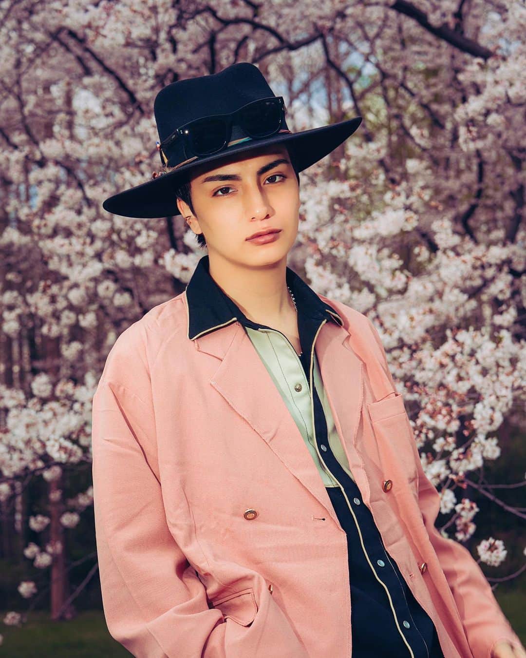 バンダリ亜砂也のインスタグラム：「・ ・ ・ Model：@asaya.0223 🌸 Director,Photographer,Designer：@junpei_suzuki0504 📸 ・ ・ ・ #jpmagic #royalblossom  #桜 #spring #春撮影連投するのでよろしく」