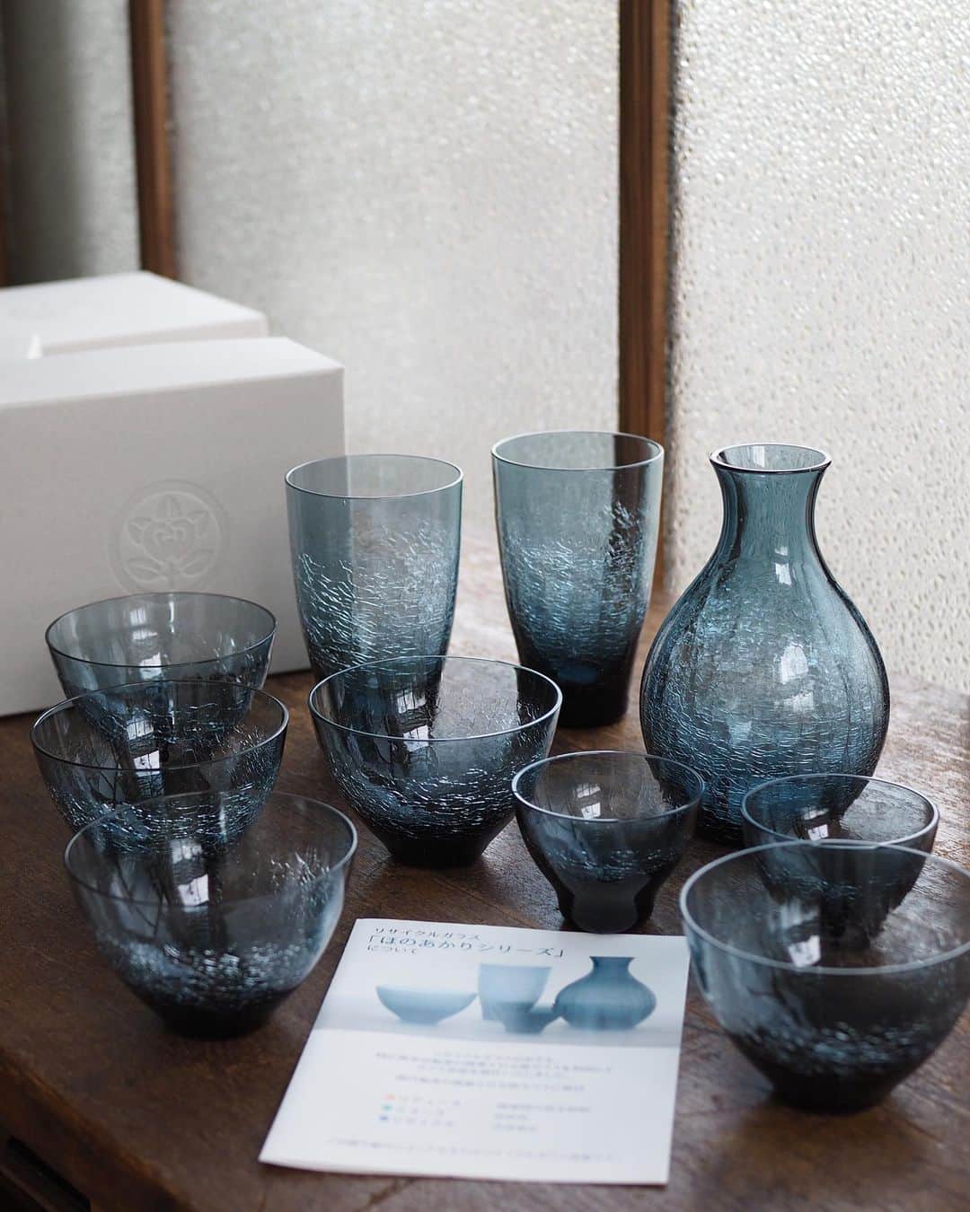 こころのたねさんのインスタグラム写真 - (こころのたねInstagram)「ある日のひとり晩酌🍶（さみし。笑） ⁡ この日は、日本酒に合いそうなおつまみを 即席でちゃちゃっと。 ⁡ 𖧷まぐろの旨辛煮・みぞれ和え 𖧷ポン酢のピリ辛寒天&山芋のレモン大葉添え 𖧷スナップえんどうと紅生姜のナムル 𖧷おじゃこと塩麹のゆず塩辛 𖧷黒糖かたまり←舐める用😂 𖧷日本酒 ⁡ 盛り付けたのは、たち吉 @tachikichi_kyoto  様のうつわ 【ほのあかりシリーズ】✧ ヒビの入り具合は、 水の温度やタイミングによって微妙に変わるので 熟練した技術と勘が必要とされた職人さんの技✧ 型吹きでひとつひとつ職人さんの手で作られています。  透過するとキラキラして深い色味も雰囲気あって カッコいいんですよね〜 ほのかに明るくなっていく夜明けをイメージして 「ほのあかり」と命名されたそうですよ☺️ ⁡ そして【ほのあかりシリーズ】とは主に 廃車自動車の廃棄される窓ガラスをリサイクルして 製作されたガラス食器のことなんです😳！ ⁡ ほのあかりシリーズの詳細は @tachikichi_kyoto でも ぜひぜひチェックしてみてください‼︎ ⁡ たち吉×こころのたね。 タイアップ投稿中✧ ⁡ ⁡ 日々のキロクは𝔸𝕞𝕖𝕓𝕒ブログにも✍️ @kokoronotane  ．．⢄ ．．⢄ ⢀⢄ ．⢀𖧧」4月5日 18時53分 - kokoronotane