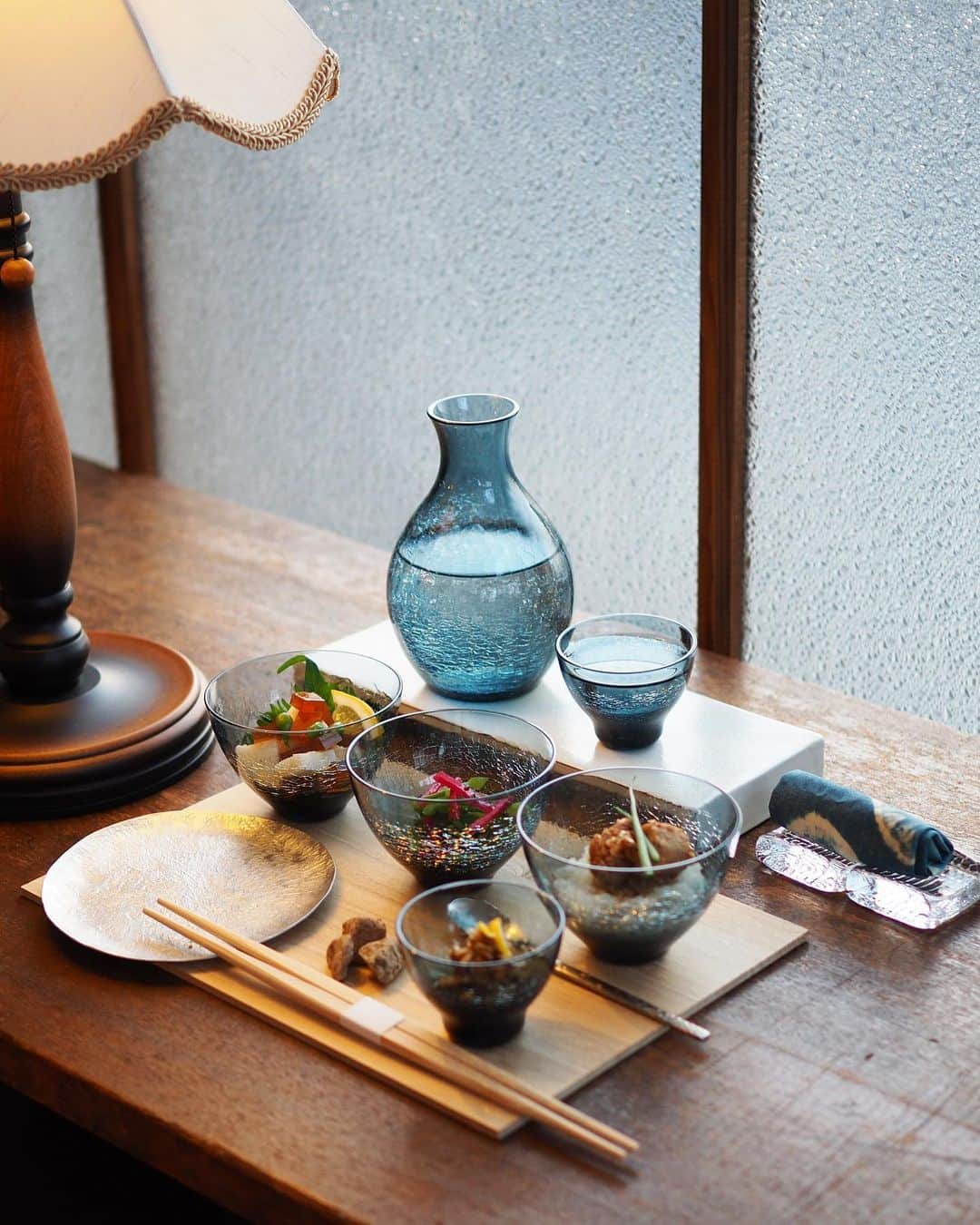 こころのたねさんのインスタグラム写真 - (こころのたねInstagram)「ある日のひとり晩酌🍶（さみし。笑） ⁡ この日は、日本酒に合いそうなおつまみを 即席でちゃちゃっと。 ⁡ 𖧷まぐろの旨辛煮・みぞれ和え 𖧷ポン酢のピリ辛寒天&山芋のレモン大葉添え 𖧷スナップえんどうと紅生姜のナムル 𖧷おじゃこと塩麹のゆず塩辛 𖧷黒糖かたまり←舐める用😂 𖧷日本酒 ⁡ 盛り付けたのは、たち吉 @tachikichi_kyoto  様のうつわ 【ほのあかりシリーズ】✧ ヒビの入り具合は、 水の温度やタイミングによって微妙に変わるので 熟練した技術と勘が必要とされた職人さんの技✧ 型吹きでひとつひとつ職人さんの手で作られています。  透過するとキラキラして深い色味も雰囲気あって カッコいいんですよね〜 ほのかに明るくなっていく夜明けをイメージして 「ほのあかり」と命名されたそうですよ☺️ ⁡ そして【ほのあかりシリーズ】とは主に 廃車自動車の廃棄される窓ガラスをリサイクルして 製作されたガラス食器のことなんです😳！ ⁡ ほのあかりシリーズの詳細は @tachikichi_kyoto でも ぜひぜひチェックしてみてください‼︎ ⁡ たち吉×こころのたね。 タイアップ投稿中✧ ⁡ ⁡ 日々のキロクは𝔸𝕞𝕖𝕓𝕒ブログにも✍️ @kokoronotane  ．．⢄ ．．⢄ ⢀⢄ ．⢀𖧧」4月5日 18時53分 - kokoronotane