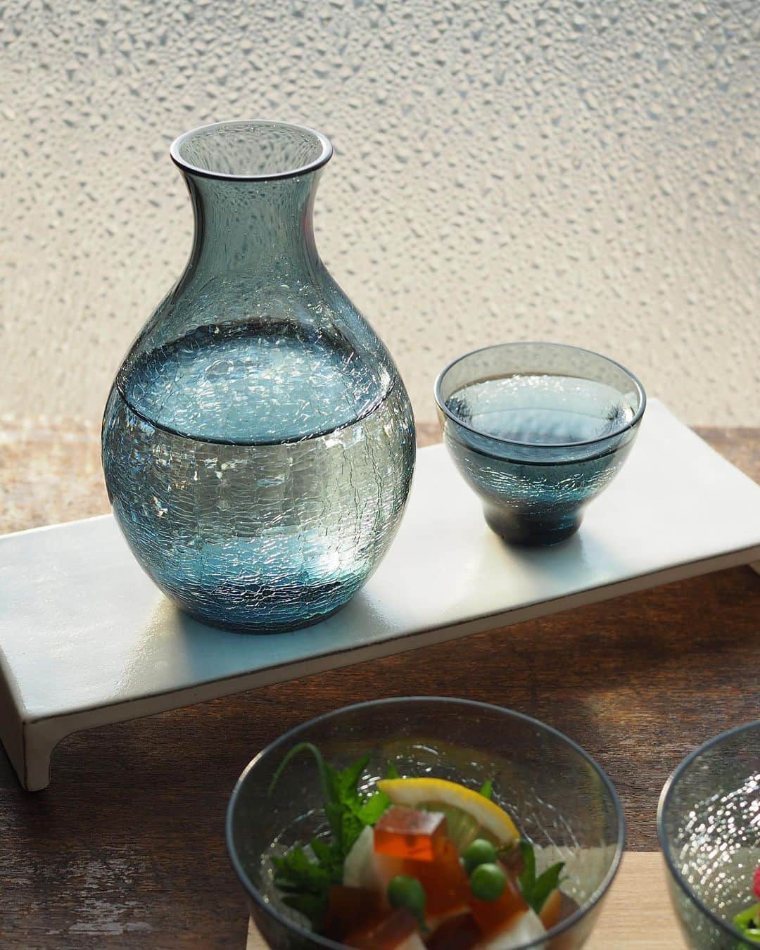 こころのたねさんのインスタグラム写真 - (こころのたねInstagram)「ある日のひとり晩酌🍶（さみし。笑） ⁡ この日は、日本酒に合いそうなおつまみを 即席でちゃちゃっと。 ⁡ 𖧷まぐろの旨辛煮・みぞれ和え 𖧷ポン酢のピリ辛寒天&山芋のレモン大葉添え 𖧷スナップえんどうと紅生姜のナムル 𖧷おじゃこと塩麹のゆず塩辛 𖧷黒糖かたまり←舐める用😂 𖧷日本酒 ⁡ 盛り付けたのは、たち吉 @tachikichi_kyoto  様のうつわ 【ほのあかりシリーズ】✧ ヒビの入り具合は、 水の温度やタイミングによって微妙に変わるので 熟練した技術と勘が必要とされた職人さんの技✧ 型吹きでひとつひとつ職人さんの手で作られています。  透過するとキラキラして深い色味も雰囲気あって カッコいいんですよね〜 ほのかに明るくなっていく夜明けをイメージして 「ほのあかり」と命名されたそうですよ☺️ ⁡ そして【ほのあかりシリーズ】とは主に 廃車自動車の廃棄される窓ガラスをリサイクルして 製作されたガラス食器のことなんです😳！ ⁡ ほのあかりシリーズの詳細は @tachikichi_kyoto でも ぜひぜひチェックしてみてください‼︎ ⁡ たち吉×こころのたね。 タイアップ投稿中✧ ⁡ ⁡ 日々のキロクは𝔸𝕞𝕖𝕓𝕒ブログにも✍️ @kokoronotane  ．．⢄ ．．⢄ ⢀⢄ ．⢀𖧧」4月5日 18時53分 - kokoronotane