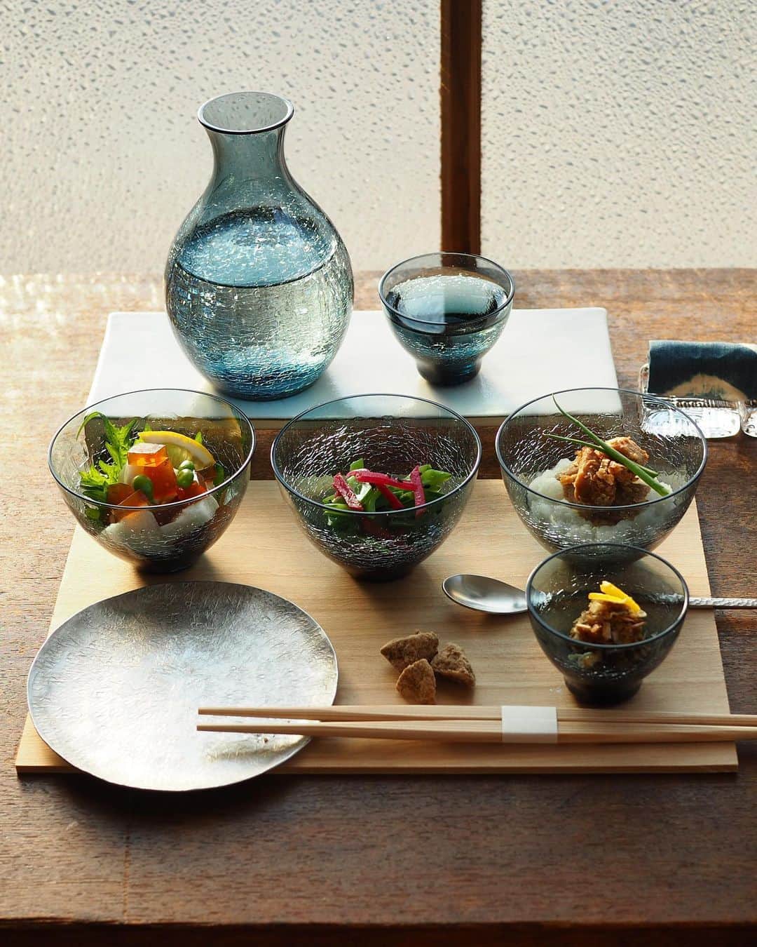 こころのたねさんのインスタグラム写真 - (こころのたねInstagram)「ある日のひとり晩酌🍶（さみし。笑） ⁡ この日は、日本酒に合いそうなおつまみを 即席でちゃちゃっと。 ⁡ 𖧷まぐろの旨辛煮・みぞれ和え 𖧷ポン酢のピリ辛寒天&山芋のレモン大葉添え 𖧷スナップえんどうと紅生姜のナムル 𖧷おじゃこと塩麹のゆず塩辛 𖧷黒糖かたまり←舐める用😂 𖧷日本酒 ⁡ 盛り付けたのは、たち吉 @tachikichi_kyoto  様のうつわ 【ほのあかりシリーズ】✧ ヒビの入り具合は、 水の温度やタイミングによって微妙に変わるので 熟練した技術と勘が必要とされた職人さんの技✧ 型吹きでひとつひとつ職人さんの手で作られています。  透過するとキラキラして深い色味も雰囲気あって カッコいいんですよね〜 ほのかに明るくなっていく夜明けをイメージして 「ほのあかり」と命名されたそうですよ☺️ ⁡ そして【ほのあかりシリーズ】とは主に 廃車自動車の廃棄される窓ガラスをリサイクルして 製作されたガラス食器のことなんです😳！ ⁡ ほのあかりシリーズの詳細は @tachikichi_kyoto でも ぜひぜひチェックしてみてください‼︎ ⁡ たち吉×こころのたね。 タイアップ投稿中✧ ⁡ ⁡ 日々のキロクは𝔸𝕞𝕖𝕓𝕒ブログにも✍️ @kokoronotane  ．．⢄ ．．⢄ ⢀⢄ ．⢀𖧧」4月5日 18時53分 - kokoronotane