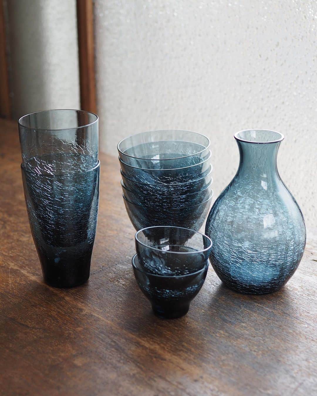 こころのたねさんのインスタグラム写真 - (こころのたねInstagram)「ある日のひとり晩酌🍶（さみし。笑） ⁡ この日は、日本酒に合いそうなおつまみを 即席でちゃちゃっと。 ⁡ 𖧷まぐろの旨辛煮・みぞれ和え 𖧷ポン酢のピリ辛寒天&山芋のレモン大葉添え 𖧷スナップえんどうと紅生姜のナムル 𖧷おじゃこと塩麹のゆず塩辛 𖧷黒糖かたまり←舐める用😂 𖧷日本酒 ⁡ 盛り付けたのは、たち吉 @tachikichi_kyoto  様のうつわ 【ほのあかりシリーズ】✧ ヒビの入り具合は、 水の温度やタイミングによって微妙に変わるので 熟練した技術と勘が必要とされた職人さんの技✧ 型吹きでひとつひとつ職人さんの手で作られています。  透過するとキラキラして深い色味も雰囲気あって カッコいいんですよね〜 ほのかに明るくなっていく夜明けをイメージして 「ほのあかり」と命名されたそうですよ☺️ ⁡ そして【ほのあかりシリーズ】とは主に 廃車自動車の廃棄される窓ガラスをリサイクルして 製作されたガラス食器のことなんです😳！ ⁡ ほのあかりシリーズの詳細は @tachikichi_kyoto でも ぜひぜひチェックしてみてください‼︎ ⁡ たち吉×こころのたね。 タイアップ投稿中✧ ⁡ ⁡ 日々のキロクは𝔸𝕞𝕖𝕓𝕒ブログにも✍️ @kokoronotane  ．．⢄ ．．⢄ ⢀⢄ ．⢀𖧧」4月5日 18時53分 - kokoronotane