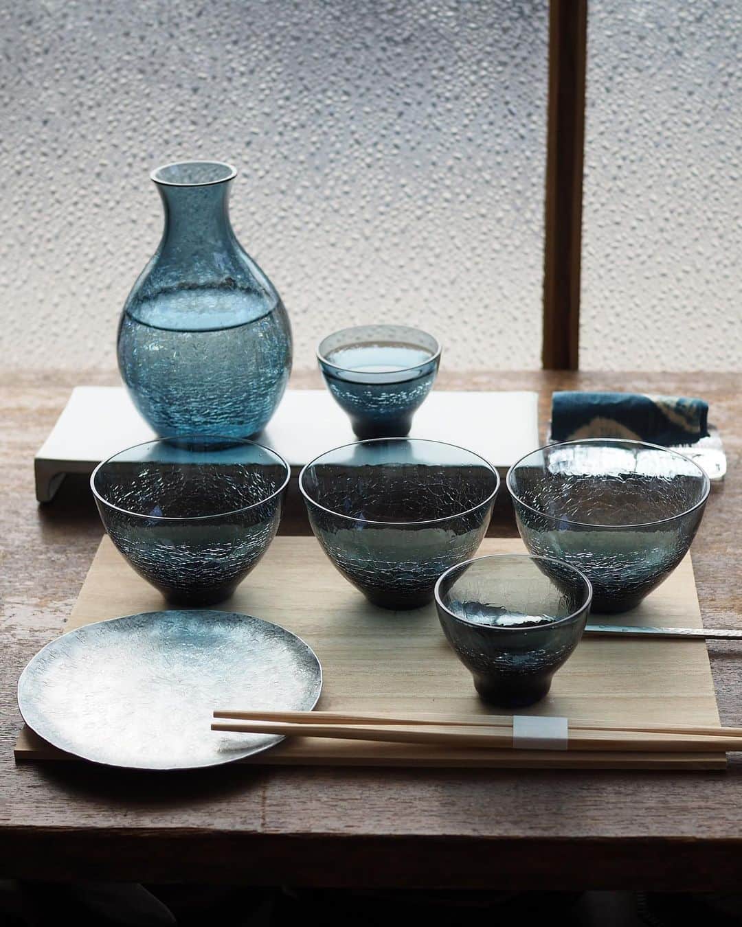 こころのたねさんのインスタグラム写真 - (こころのたねInstagram)「ある日のひとり晩酌🍶（さみし。笑） ⁡ この日は、日本酒に合いそうなおつまみを 即席でちゃちゃっと。 ⁡ 𖧷まぐろの旨辛煮・みぞれ和え 𖧷ポン酢のピリ辛寒天&山芋のレモン大葉添え 𖧷スナップえんどうと紅生姜のナムル 𖧷おじゃこと塩麹のゆず塩辛 𖧷黒糖かたまり←舐める用😂 𖧷日本酒 ⁡ 盛り付けたのは、たち吉 @tachikichi_kyoto  様のうつわ 【ほのあかりシリーズ】✧ ヒビの入り具合は、 水の温度やタイミングによって微妙に変わるので 熟練した技術と勘が必要とされた職人さんの技✧ 型吹きでひとつひとつ職人さんの手で作られています。  透過するとキラキラして深い色味も雰囲気あって カッコいいんですよね〜 ほのかに明るくなっていく夜明けをイメージして 「ほのあかり」と命名されたそうですよ☺️ ⁡ そして【ほのあかりシリーズ】とは主に 廃車自動車の廃棄される窓ガラスをリサイクルして 製作されたガラス食器のことなんです😳！ ⁡ ほのあかりシリーズの詳細は @tachikichi_kyoto でも ぜひぜひチェックしてみてください‼︎ ⁡ たち吉×こころのたね。 タイアップ投稿中✧ ⁡ ⁡ 日々のキロクは𝔸𝕞𝕖𝕓𝕒ブログにも✍️ @kokoronotane  ．．⢄ ．．⢄ ⢀⢄ ．⢀𖧧」4月5日 18時53分 - kokoronotane