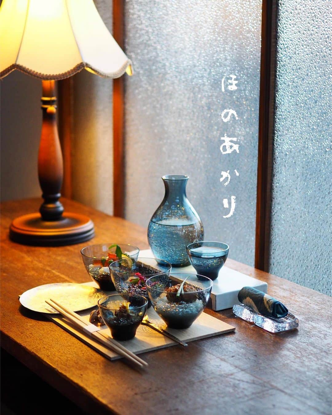 こころのたねのインスタグラム：「ある日のひとり晩酌🍶（さみし。笑） ⁡ この日は、日本酒に合いそうなおつまみを 即席でちゃちゃっと。 ⁡ 𖧷まぐろの旨辛煮・みぞれ和え 𖧷ポン酢のピリ辛寒天&山芋のレモン大葉添え 𖧷スナップえんどうと紅生姜のナムル 𖧷おじゃこと塩麹のゆず塩辛 𖧷黒糖かたまり←舐める用😂 𖧷日本酒 ⁡ 盛り付けたのは、たち吉 @tachikichi_kyoto  様のうつわ 【ほのあかりシリーズ】✧ ヒビの入り具合は、 水の温度やタイミングによって微妙に変わるので 熟練した技術と勘が必要とされた職人さんの技✧ 型吹きでひとつひとつ職人さんの手で作られています。  透過するとキラキラして深い色味も雰囲気あって カッコいいんですよね〜 ほのかに明るくなっていく夜明けをイメージして 「ほのあかり」と命名されたそうですよ☺️ ⁡ そして【ほのあかりシリーズ】とは主に 廃車自動車の廃棄される窓ガラスをリサイクルして 製作されたガラス食器のことなんです😳！ ⁡ ほのあかりシリーズの詳細は @tachikichi_kyoto でも ぜひぜひチェックしてみてください‼︎ ⁡ たち吉×こころのたね。 タイアップ投稿中✧ ⁡ ⁡ 日々のキロクは𝔸𝕞𝕖𝕓𝕒ブログにも✍️ @kokoronotane  ．．⢄ ．．⢄ ⢀⢄ ．⢀𖧧」