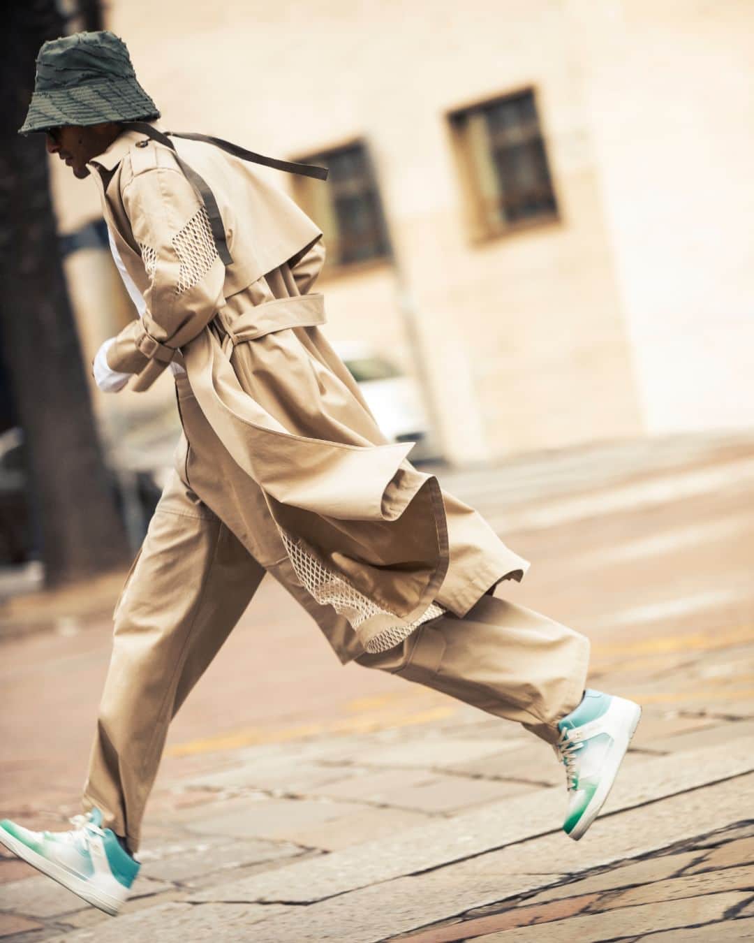 サントーニのインスタグラム：「@rahi_chadda keeping up with the urban rhythm in the Santoni Sneak-Air.  #Santoni #SantoniSS23 #InSantoni #RahiChadda」
