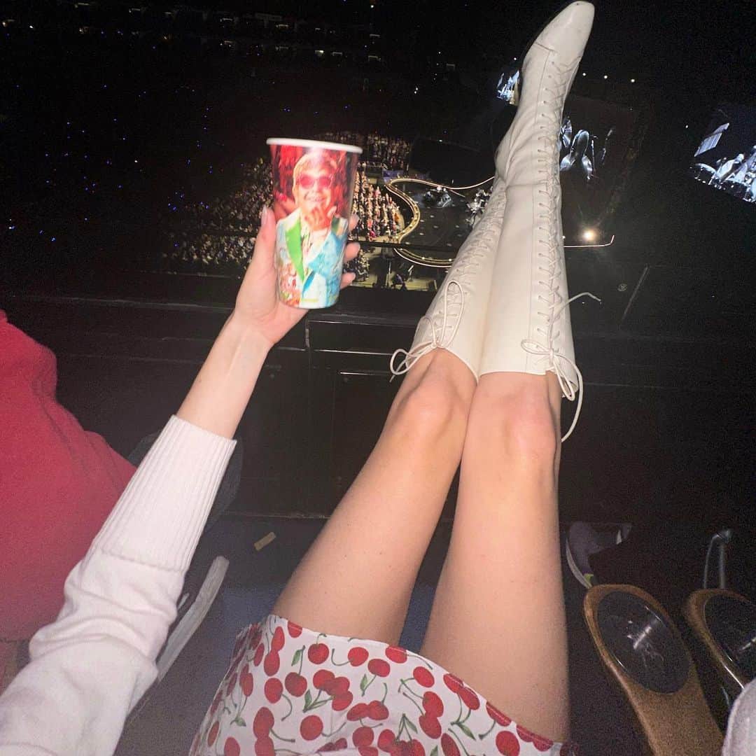 のインスタグラム：「its giving serotonin!!! @eltonjohn the farewell tour 🥲🥲🥲🥲🥲🥲🥲🥲🥲🥲🥲🥲🥲🥲🥲 immaculate vibes dream gig best night for miles and miles cheers @esmagazine @bengcobb  see you at the pyramid stage 🚀⚡️🫶🏻 ;))))」