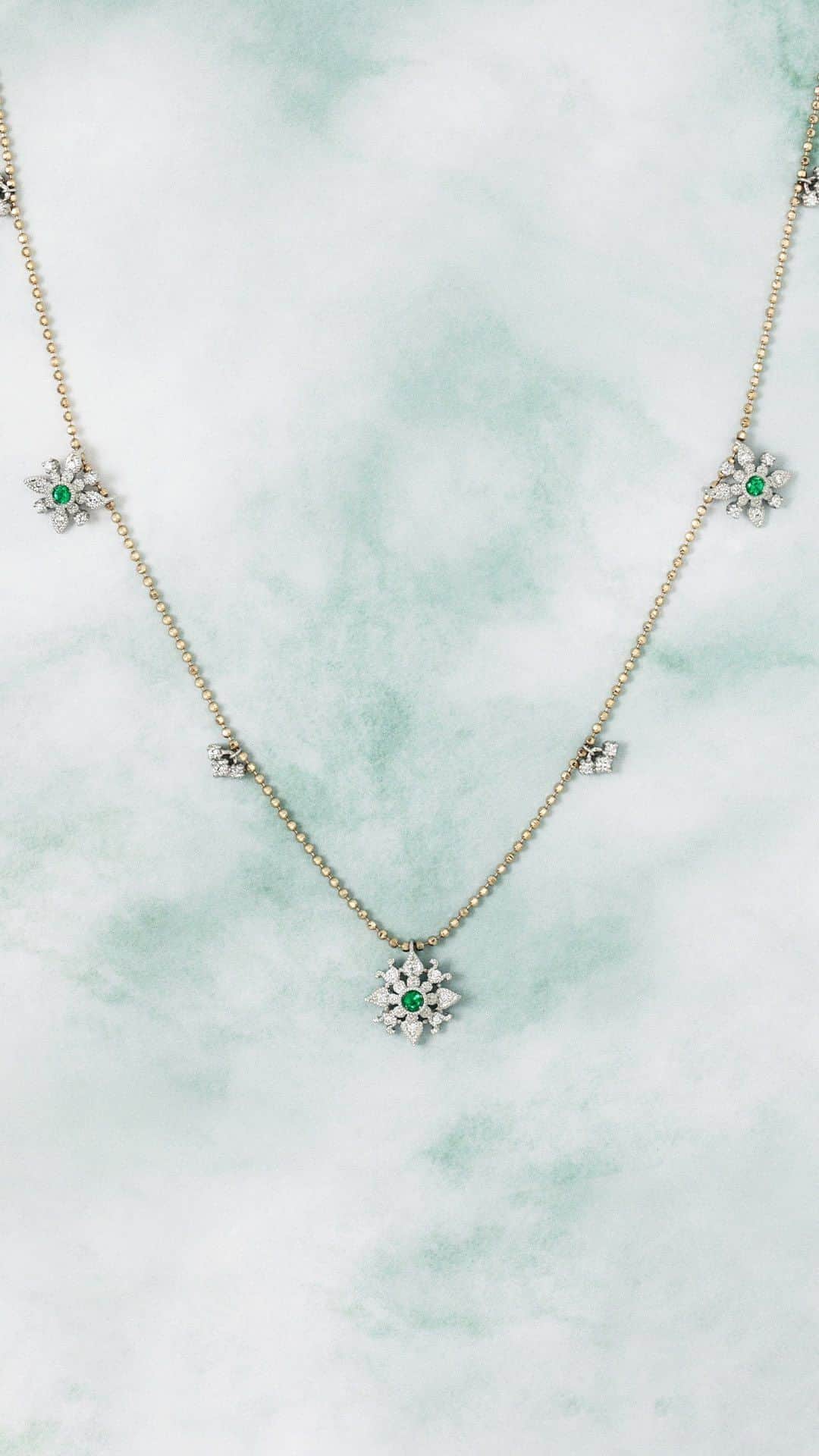 のインスタグラム：「【Emerald Jewelry】鮮やかなグリーンの宝石を代表する「エメラルド」。春の息吹のようなエメラルドグリーンの色彩は、自然な美しさを引き出し、肌を明るく演出してくれます。この季節に身に着けたくなるジュエリーです。　 　 こちらは鮮やかなエメラルドをダイヤモンドと精緻な細工で引き立てたネックレス。モチーフがリズミカルに揺れるステーションタイプで、繊細な煌めきが首元に美しく広がります。数量限定品となりますので、商品については銀座店へお問合せくださいませ。 　 　 　 ■Emerald Necklace Design №：1441B Details：PT, K18CH, Emerald, Diamond ￥418,000 (tax included) 　 　 　 ▶在庫状況については銀座店へお問合せください。   ▶︎オフィシャルサイト、オンラインショップは @abheri_official のリンク先abheri.comよりご覧ください。 　　 　 　 #abheri #abherï #アベリ #ジュエリー #ファインジュエリー #ネックレス #カラーストーン #カラーストーンジュエリー #カラーストーンネックレス #エメラルド #エメラルドジュエリー #エメラルドネックレス #ダイヤモンドジュエリー #ダイヤモンドネックレス #ステーションネックレス #宝石 #宝石好き #ジュエリー好き #ご褒美ジュエリー #お守りジュエリー #記念日ジュエリー #ジュエリーブランド #ジュエリーショップ #5月の誕生石 #jewelry #emerald #emeraldnecklace #gemstonenecklace #necklace #japanbrand」