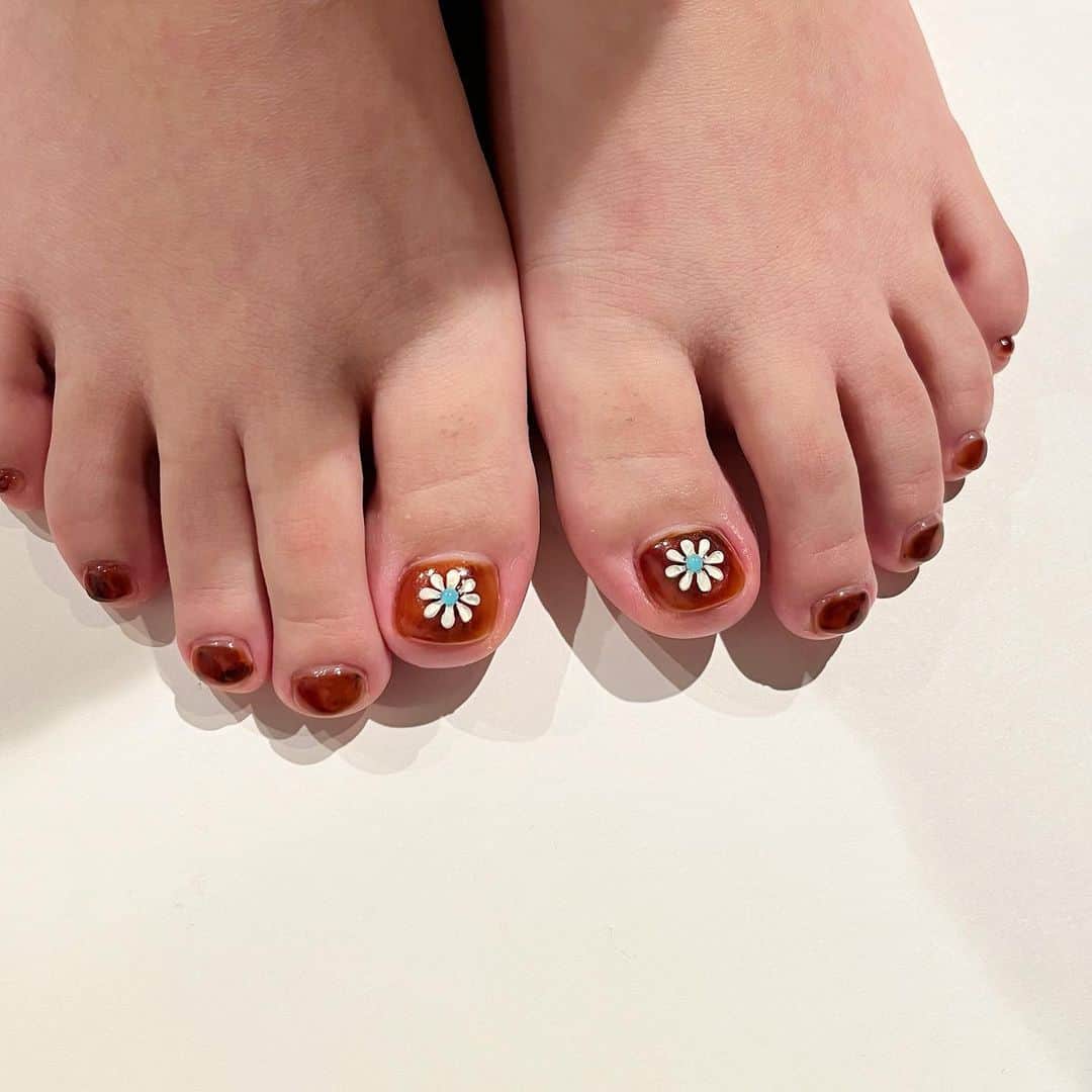 赤木 桃 #ちゃんものインスタグラム：「べっ甲にぷっくりフラワー🩴🌼」