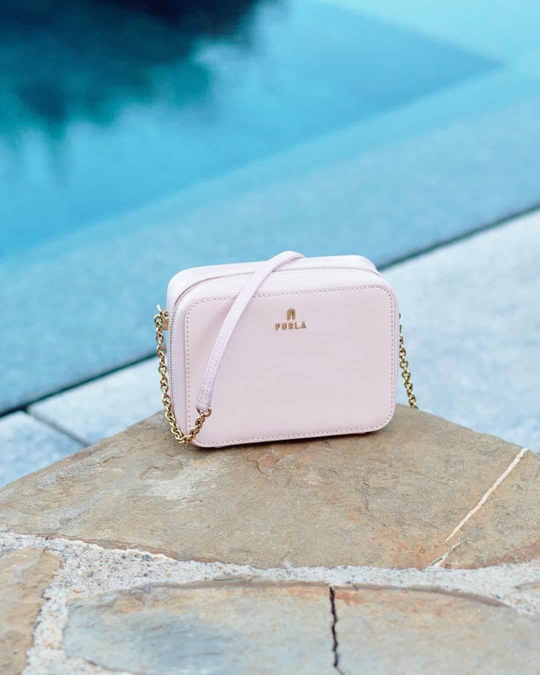 フルラのインスタグラム：「By the pool: compact and extremely stylish. Choose your Furla Camelia camera bag.   #ItalybyFurla #FurlaSS23 #Furla」
