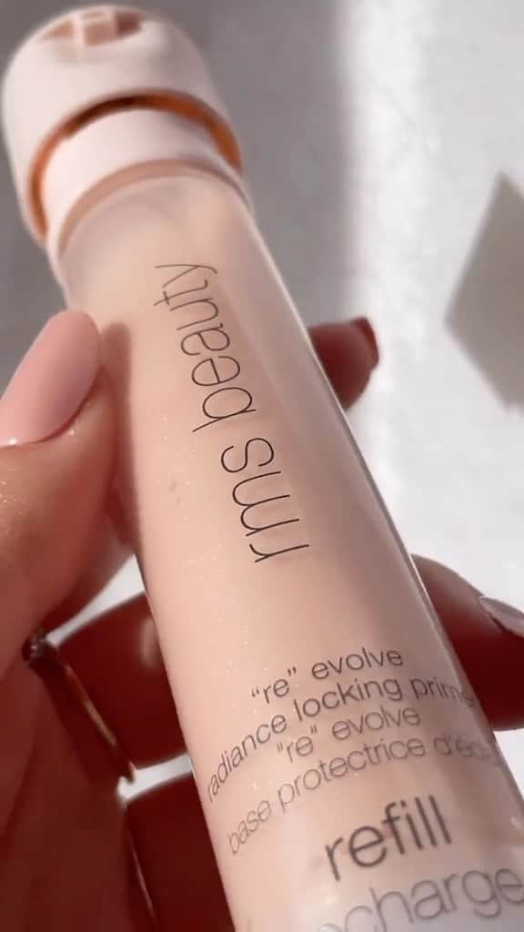 rms beautyのインスタグラム：「. リフィル仕様で環境にも肌にもやさしい🌿 『ラディアンスロッキングプライマー』  〈衛生的に使えるボトル〉 ポンプをプッシュすると、ボトル内の底の ピストンが上昇し、プライマーと共に 押し上げられる"エアレスボトル"を採用。  中身が空気に触れず、 常に新鮮な状態でお使いいただけます✨  〈環境に配慮したリフィル仕様〉 使い終わったらボトルをくるっと回して かんたんにリフィルの交換ができます。  〈スキンケア効果の高いジェル状のプライマー〉 新規成分タイテニール™、ヒアルロン酸などを 配合し高い水分保持力、 メイク持ちの良さを実現🌿 うすいピンクのヴェールをかけることで 透明感のある仕上がりに🤍  ■ラディアンスロッキングプライマー ￥5,830（税込）30ml ￥4,620（税込）30ml （リフィル）  取り扱い店舗🛒 公式オンラインストア・ZOZOCOSME  #rms #rmsbeauty #rmsbeautyjapan #アールエムエス #ラディアンスロッキングプライマー #プライマー #メイクアップベース #ベースメイク #化粧下地 #ナチュラルメイク #ナチュラルコスメ #スキンケア #ツヤ肌 #zozocosme」