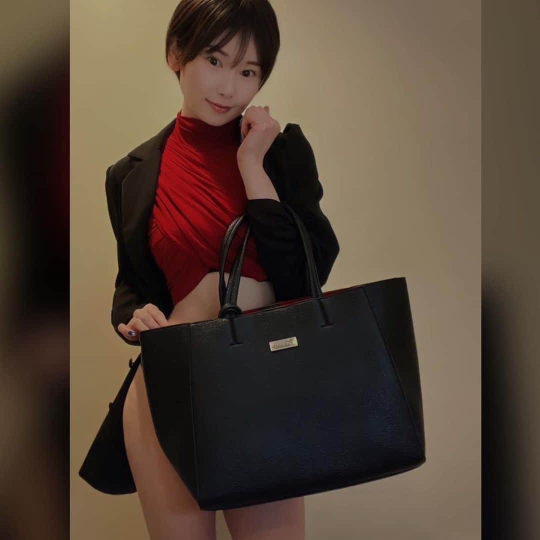 のインスタグラム：「バッグを衣装っぽく使って撮ってみた✨笑  コーディネートに合ってる🎶  大きさ伝わりやすい？笑  @blackmetal.td のバッグだよ♡    #blackmetaltd  #tdemand   #ファッション  #ファッションコーデ  #バッグ  #bag  #コーディネート  #コーデ  #グラビア  #グラドル自画撮り部  #モデル  #被写体モデル  #黒髪ショート  #黒髪女子  #赤黒コーデ  #blackmetal #トートバッグ  #スレンダー  #くびれ女子」