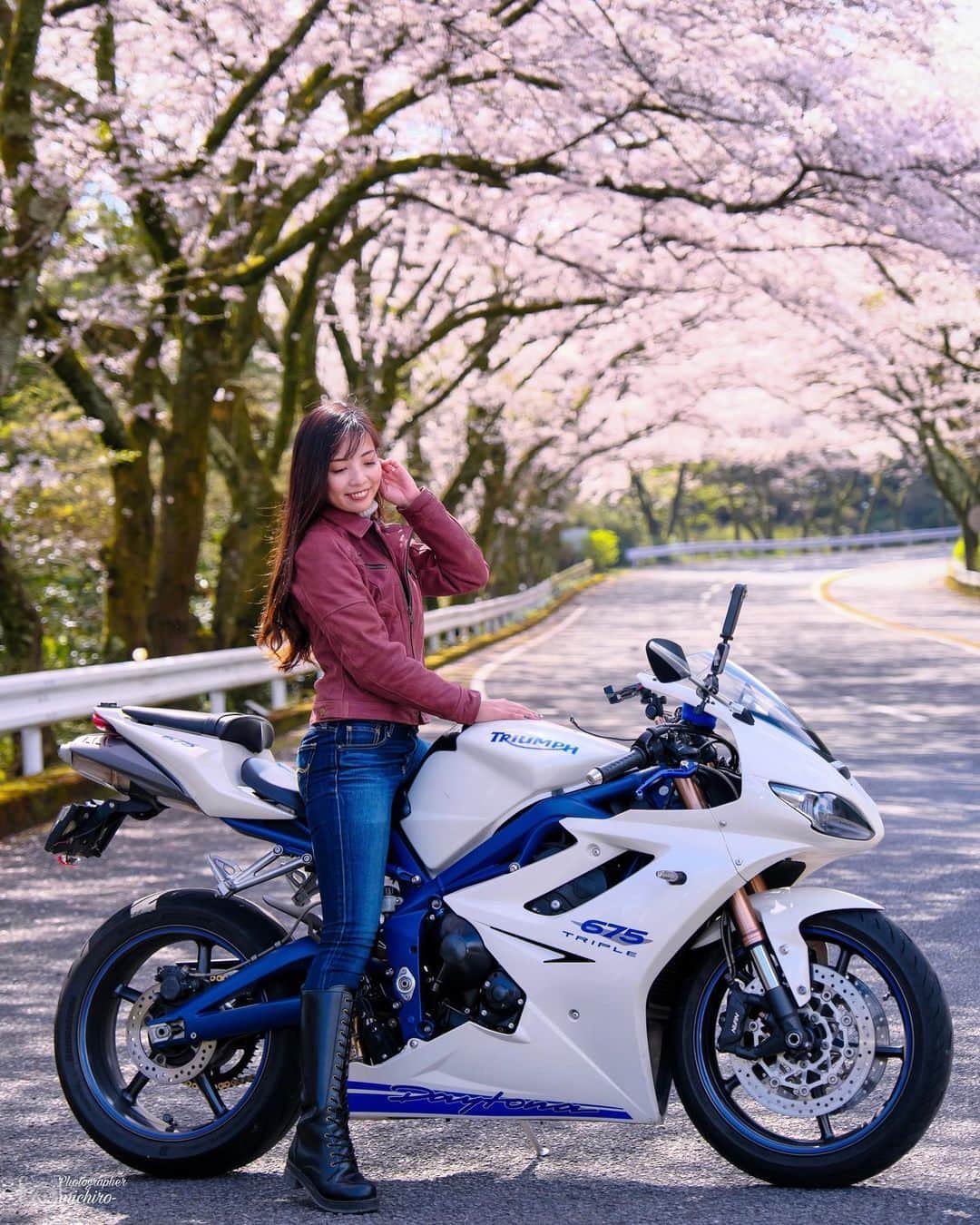 Rurikoのインスタグラム：「. . ターンパイクの桜のトンネル🌸 この日は皆とマスツーでした🫶🏼 YouTube動画に更新したので わちゃわちゃを是非ご覧ください☺️ (色々酷い場面もあります笑) . Photo by @michiro___  . . . Youtube channel : ruriko_675 . . #triumph #daytona675  #mototeka #girlsbiker  #2wheellovers #wheelietime  #bikersofinstagram  #instamotorcycle #uglybros #motorcyclephotography  #supersportbikes  #bike_japan #motorcyclegirl #バイク女子  #バイクのある風景」