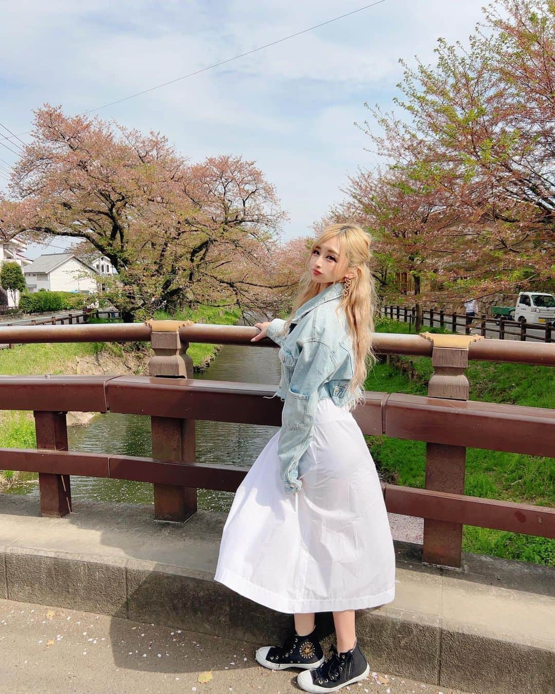 REIRAのインスタグラム：「今日は行きたかった 川越へ散策  桜🌸が葉桜になってきちゃったけど 川越新河岸川の桜並木🌸 の川にも散った花びらがたくさんで ピンクで綺麗な水面でした  #桜#川越 #新河岸川  #氷川神社」