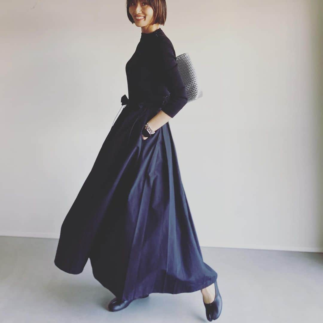 坪田あさみさんのインスタグラム写真 - (坪田あさみInstagram)「展示会では極力つけないようにしているのですが（素敵なものがありすぎてキリがないから）、 一瞬で「はい、買います〜✋🏼」と降参したスカート。  これはブランドスタート時から大好きなデパリエのもの。 @depareille_official   ナイロン素材のハリ感とウエスト部分のゴムドロスト （写真4枚目）が、 黒いマキシスカートをグッとカジュアルに見せてくれながら、 ふわりと広がるボリュームのあるシルエットが最高🖤  ぽわんと子供っぽくならないタックの入り方が素晴らしい❗️  デザイナー大槻さんのセンスに毎回感動しております🥹  #大人カジュアル #大人カジュアルスタイル #大人カジュアルファッション #大人カジュアルコーデ #きれいめコーデ #大人カジュアルコーディネート #大人カジュアル服　#こなれ感 #こなれカジュアル #こなれ #こなれコーデ　#40代 #40代ファッション #40代コーデ　#50代 #50代ファッション #50代コーデ #デパリエ #depareillé」4月5日 19時03分 - asamit1201