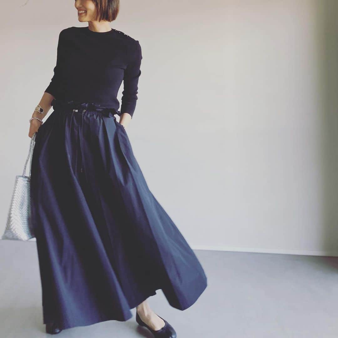 坪田あさみのインスタグラム：「展示会では極力つけないようにしているのですが（素敵なものがありすぎてキリがないから）、 一瞬で「はい、買います〜✋🏼」と降参したスカート。  これはブランドスタート時から大好きなデパリエのもの。 @depareille_official   ナイロン素材のハリ感とウエスト部分のゴムドロスト （写真4枚目）が、 黒いマキシスカートをグッとカジュアルに見せてくれながら、 ふわりと広がるボリュームのあるシルエットが最高🖤  ぽわんと子供っぽくならないタックの入り方が素晴らしい❗️  デザイナー大槻さんのセンスに毎回感動しております🥹  #大人カジュアル #大人カジュアルスタイル #大人カジュアルファッション #大人カジュアルコーデ #きれいめコーデ #大人カジュアルコーディネート #大人カジュアル服　#こなれ感 #こなれカジュアル #こなれ #こなれコーデ　#40代 #40代ファッション #40代コーデ　#50代 #50代ファッション #50代コーデ #デパリエ #depareillé」