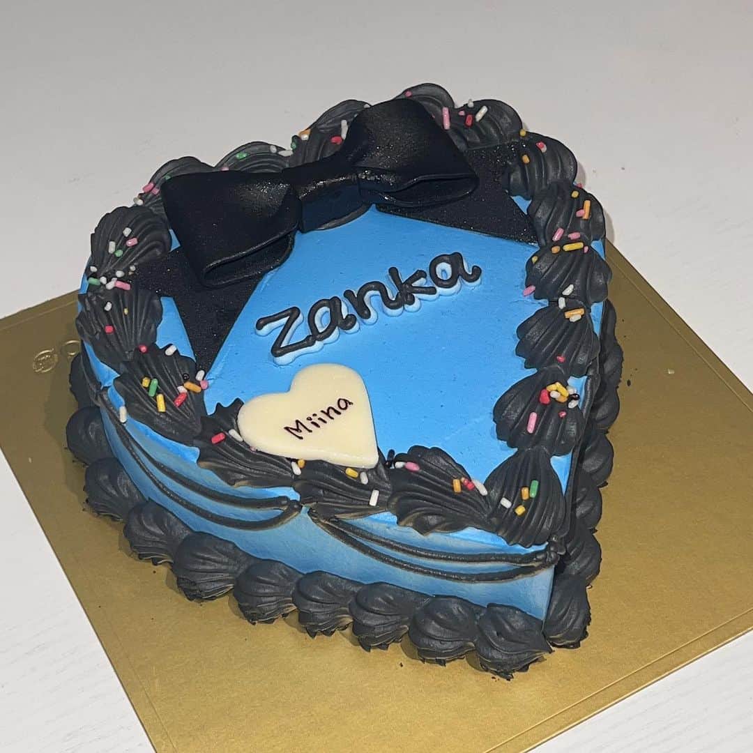 米田みいなさんのインスタグラム写真 - (米田みいなInstagram)「梅雨ちゃんと呼んで  みたいな写真になった笑  zankaのお祝いケーキっ これ、自分でデザインできたの、🥹  かわちい、 そして、美味しかったっ🫶🏽  #cake #ケーキ #cakewith #ordercake #オーダーケーキ #デザインケーキ #切りっぱなし #切りっぱなしボブ #ハイトーン #ハイトーンカラー #ストリート系女子 #韓国系ファッション」4月5日 19時05分 - miina_yoneda