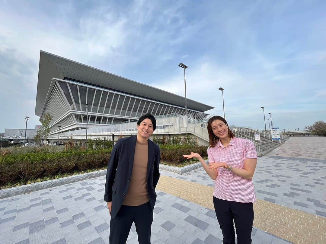 寺川綾のインスタグラム：「今日の報道ステーション スポーツコーナーで競泳日本選手権VTR出演予定です📺 アクアティクスセンターに内田篤人さんが👏🏊‍♂️ エアー背泳ぎ泳いでくださいました🤩 今夜の放送も是非ご覧ください🥰 #競泳 #日本選手権 #代表選考会 #アクアティクスセンター #報道ステーション #スポーツ #内田篤人さん #ようこそ競泳会場へ #お楽しみに」