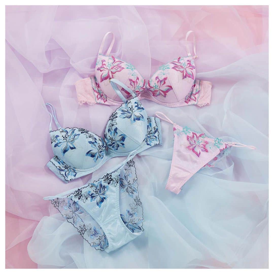 Ravijour Official Instagramさんのインスタグラム写真 - (Ravijour Official InstagramInstagram)「夏の新作💐  「アクセントカラーズ グラマーアップ ブラ」 ピンク／ブルー／ブラック 多色の糸とラメ糸で咲く花刺繍がゴージャスな香りを届ける。 胸元のスカラップに、カラー糸のアウトラインがポイント。  #RAVIJOUR #ラヴィジュール」4月5日 19時08分 - ravijour_official