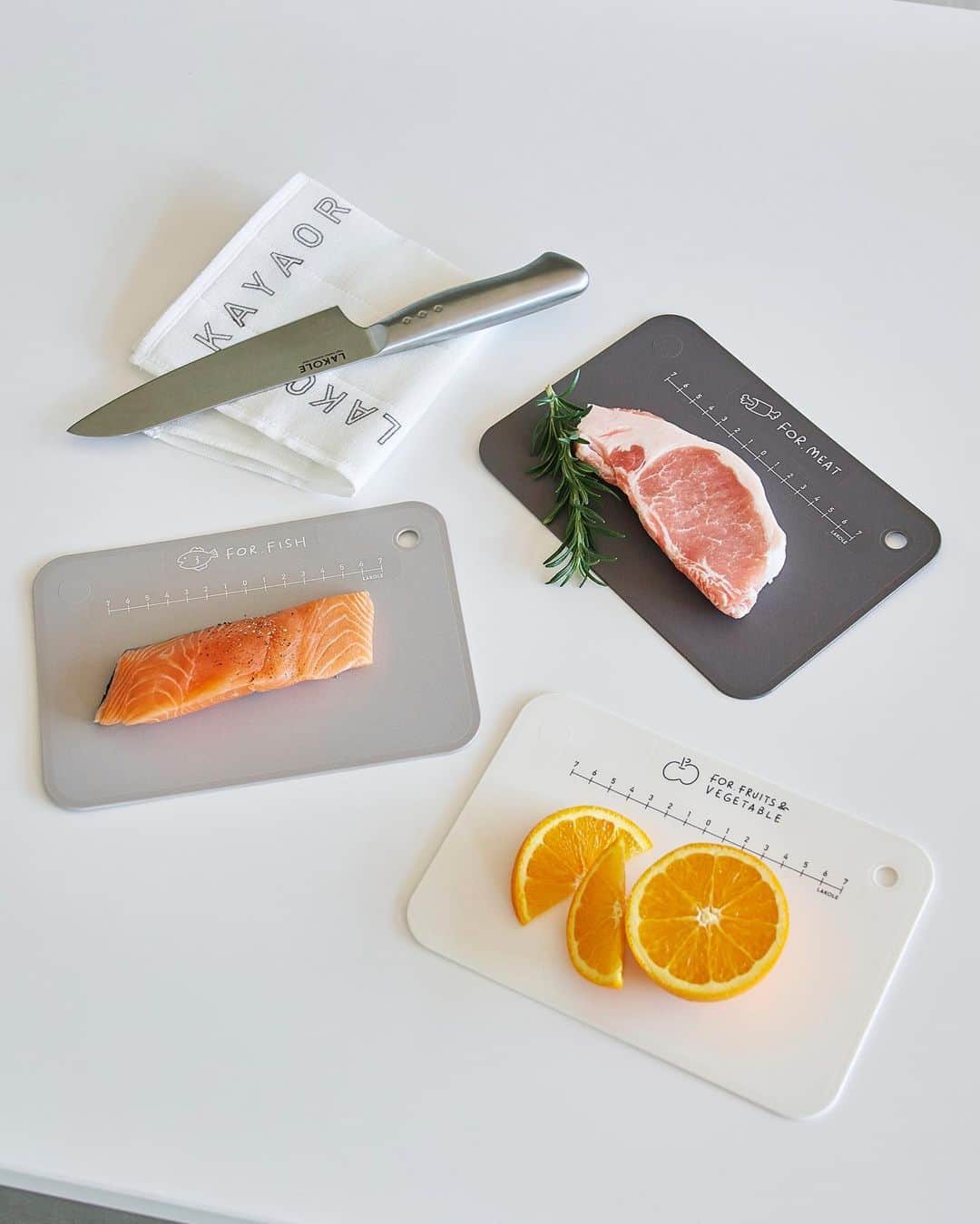 LAKOLE / ラコレさんのインスタグラム写真 - (LAKOLE / ラコレInstagram)「. #LAKOLE_GOODS まな板も、ちょっと便利な機能付き！ ⁡ ✔︎ A5サイズまな板[3P] (176844) ¥825 tax in コンパクトなA5サイズの、日本製カッティングボード3枚セット。 カラーが異なり、お肉・魚・野菜&フルーツと、それぞれの用途に合わせたイラストをあしらいました。 ⁡ ✔︎ 折れるまな板 (176836) ¥495 tax in 折れ目が入った、スリムな日本製カッティングボード。 カットした食材を、こぼすことなくお鍋やフライパンへ移動しやすい優れモノです。 ⁡ ✔︎ 【抗菌】シートまな板 (176837) ¥495 tax in 抗菌加工をほどこした、日本製のカッティングボード。 軽くて薄いシート状なので、アウトドアシーンでも活躍します。 ⁡ ⁡ #LAKOLE #ラコレ #あたりまえを素敵に #キッチングッズ #キッチンツール #調理器具 #まな板 #カッティングボード #キッチン用品 #キッチンアイデア #キッチンアイテム #キッチン #キッチン雑貨 #キッチンインテリア #コスパ #プチプラ #プチプラ雑貨 #goods」4月5日 19時18分 - lakole_official