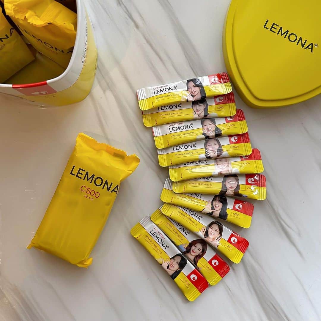 Lisaのインスタグラム：「⁡ 韓国の国民的ビタミンと言われてるレモナ🍋💙 水なしでそのまま飲めるビタミン🍋🍋 ⁡ ビタミン剤は常に飲んでいるので手軽に飲めるので すごく好きなビタミン剤です💓 酸っぱいけど全然水無しで飲めます☺️ ⁡ 全部TWICEで可愛い🫶🏻🫶🏻 ⁡ 4/1からQoo10でセールです🥹🫶🏻 https://www.qoo10.jp/shop/lemona_official_jp ⁡ ビタミンは私肝斑、シミ治療してるので必須。 ほんとにビタミン内服は確実に効くので おすすめです。ずっと続けてると本当に かなり変わってくるから絶対にした方がいい美容です！！！ ⁡ #gifted @lemona_japan_official ⁡ thank you💓💓🫶🏻🫶🏻🫶🏻」