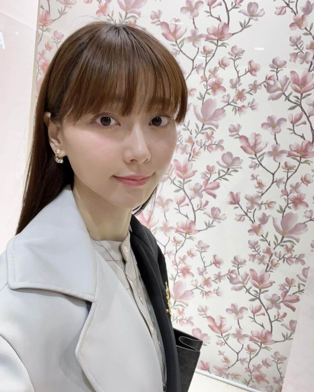 葉月祥子のインスタグラム：「オーディション終わったのでホッとひといき💭🌸☕️  coat @united_tokyo  onepiece @ray_beams_official  earrings @dior  #ひとやすみひとやすみ」
