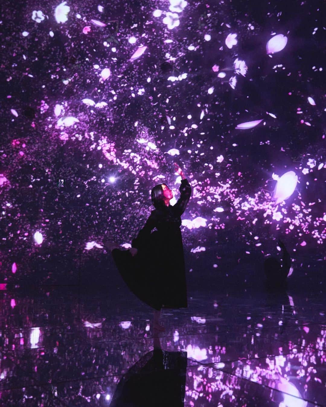 AO のインスタグラム：「@teamlab.planets  初チームラボしてきた🎈 どのお部屋も異世界空間で感動でした✨ @wiz_official_51 さんありがとうございます〜🥹 写真たくさんとってもらった✨ 📸@tommy_tommyy______  #チームラボ#チームラボ豊洲 #チームラボプラネッツ」