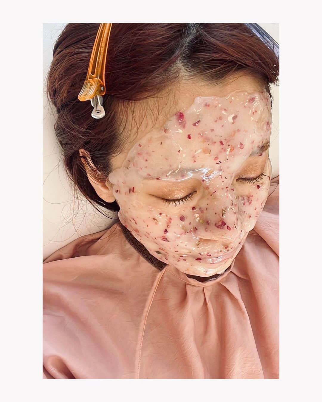 さんのインスタグラム写真 - (Instagram)「・ 嬉しいお知らせ🕊  @cleansingcafe のお店が出来た当初くらいから、野菜不足の時、肌荒れした時、ダイエットしたい時の私の駆け込みスポットだったクレンジングカフェとコラボして、クイックエステ&コールドプレスジュースがついてくる妊活&マタニティメニューを作っていただきました♡  妊活&妊娠中は葉酸、鉄分、ビタミン、食物繊維、カリウムetc.摂りたい栄養がたくさんあるのに、普段の食事からバランスよく摂るのは難しくて…  でも、コールドプレスジュースだったら野菜と果物の欲しい栄養がギュッと詰まったジュースを手軽に摂ることができるし、とてもお世話になっています👏🏻  食欲がない時でもすっきり飲めるし、逆に食欲ありすぎて身体が重い時にクレンズとしても🕊  栄養が足りてないな、と不安になる時もコールドプレスジュースを飲めば大丈夫！とお守り的な気持ちもありました✨  そして、妊娠してから思ったのが、肌の不調が出てもできるエステケアが限られているし、ずっと横になっていられなくて😭  クレンジングカフェのクイックエステなら、服も着替えずサッとフェイスエステが出来る👍🏻  このメニューの為に配合していただいたジェリーマスクは低刺激で妊娠中気になるシミそばかすや乾燥によるシワっぽさをケア出来るので、終わったあとツヤっとふっくらします♡  久々にフェイスエステ出来た時は、人にケアしてもらえるありがたさと、モチベーションがすごく上がった！と前向きになりました👏🏻  メニューは2種類🌿 マシンを使ってケアする ビューティフェイシャルケアと マシンを使わないマタニティメニュー。  どちらもグリーンorピンクのコールドプレスジュースが付いて来ます🤤  日々の忙しい生活の中でサッと自分ケアをしたい方、 必要な栄養素を野菜や果物からしっかり摂りたい方、 妊活&マタニティケアをお探しの方、  特にセットのコールドプレスジュースは、女性に必要な栄養素が詰まっていて、味も本当に美味しいのに身体にも良いのでおすすめです♡  長くなってしまいましたが💦 4/12からスタートで、今は予約受付中なので、ぜひ @cleansingcafe からチェックしてみてください🥰  #クレンジングカフェ #コールドプレスジュース #クイックエステ #マタニティエステ #マタニティメニュー」4月5日 19時14分 - natsukoakahani