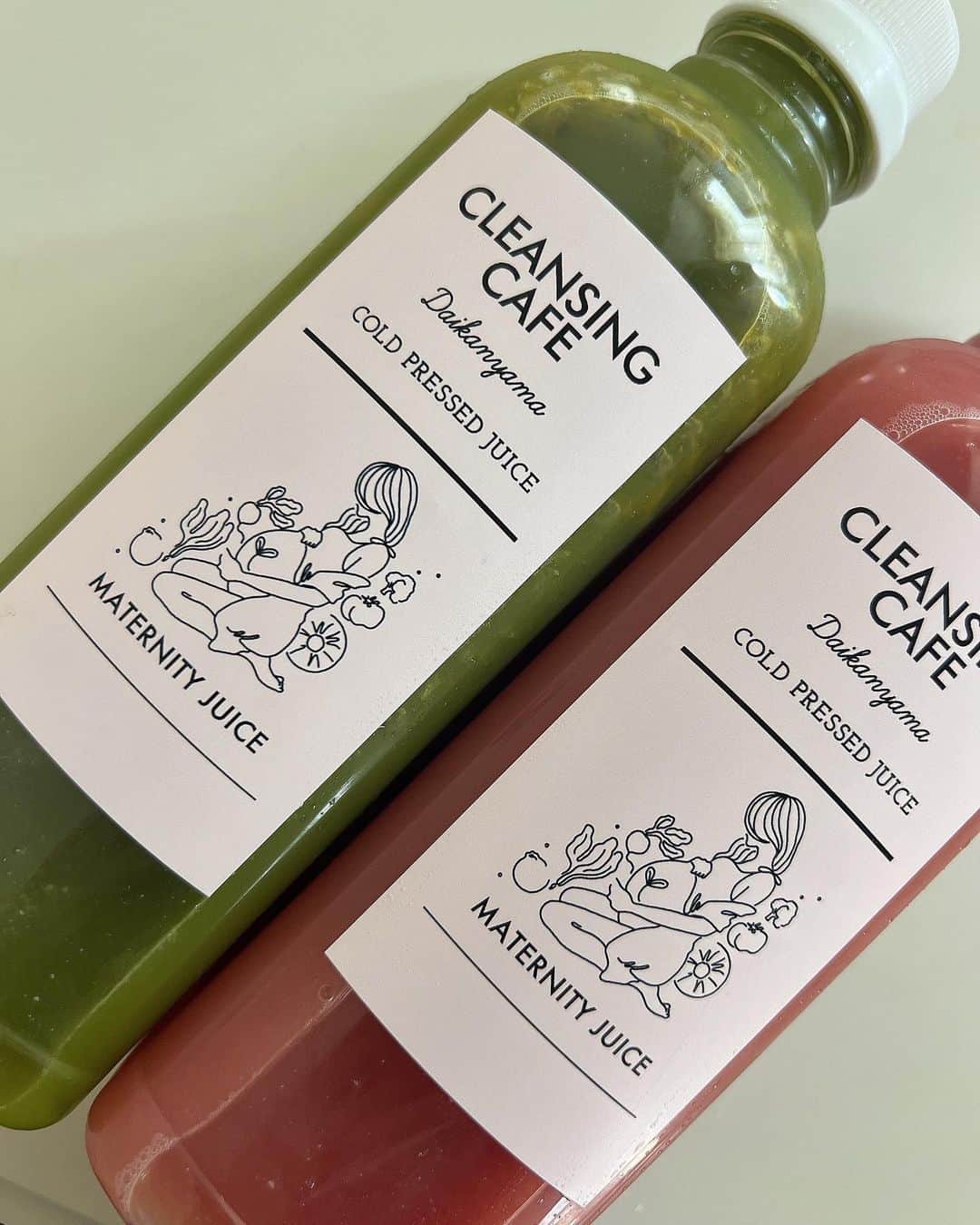 さんのインスタグラム写真 - (Instagram)「・ 嬉しいお知らせ🕊  @cleansingcafe のお店が出来た当初くらいから、野菜不足の時、肌荒れした時、ダイエットしたい時の私の駆け込みスポットだったクレンジングカフェとコラボして、クイックエステ&コールドプレスジュースがついてくる妊活&マタニティメニューを作っていただきました♡  妊活&妊娠中は葉酸、鉄分、ビタミン、食物繊維、カリウムetc.摂りたい栄養がたくさんあるのに、普段の食事からバランスよく摂るのは難しくて…  でも、コールドプレスジュースだったら野菜と果物の欲しい栄養がギュッと詰まったジュースを手軽に摂ることができるし、とてもお世話になっています👏🏻  食欲がない時でもすっきり飲めるし、逆に食欲ありすぎて身体が重い時にクレンズとしても🕊  栄養が足りてないな、と不安になる時もコールドプレスジュースを飲めば大丈夫！とお守り的な気持ちもありました✨  そして、妊娠してから思ったのが、肌の不調が出てもできるエステケアが限られているし、ずっと横になっていられなくて😭  クレンジングカフェのクイックエステなら、服も着替えずサッとフェイスエステが出来る👍🏻  このメニューの為に配合していただいたジェリーマスクは低刺激で妊娠中気になるシミそばかすや乾燥によるシワっぽさをケア出来るので、終わったあとツヤっとふっくらします♡  久々にフェイスエステ出来た時は、人にケアしてもらえるありがたさと、モチベーションがすごく上がった！と前向きになりました👏🏻  メニューは2種類🌿 マシンを使ってケアする ビューティフェイシャルケアと マシンを使わないマタニティメニュー。  どちらもグリーンorピンクのコールドプレスジュースが付いて来ます🤤  日々の忙しい生活の中でサッと自分ケアをしたい方、 必要な栄養素を野菜や果物からしっかり摂りたい方、 妊活&マタニティケアをお探しの方、  特にセットのコールドプレスジュースは、女性に必要な栄養素が詰まっていて、味も本当に美味しいのに身体にも良いのでおすすめです♡  長くなってしまいましたが💦 4/12からスタートで、今は予約受付中なので、ぜひ @cleansingcafe からチェックしてみてください🥰  #クレンジングカフェ #コールドプレスジュース #クイックエステ #マタニティエステ #マタニティメニュー」4月5日 19時14分 - natsukoakahani